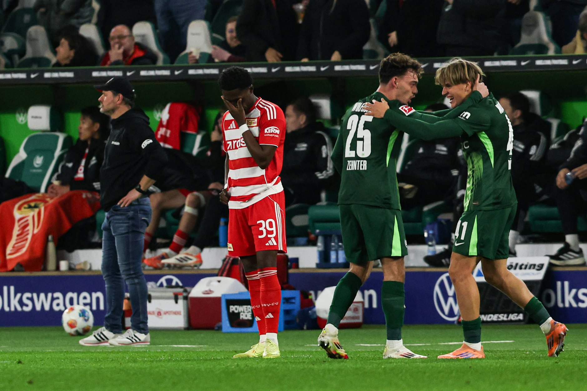 Union-Verteidiger Stanley Nsoki hält sich nach seinem Ausrutscher, der zum 0:3 führte, die Hände vors Gesicht.