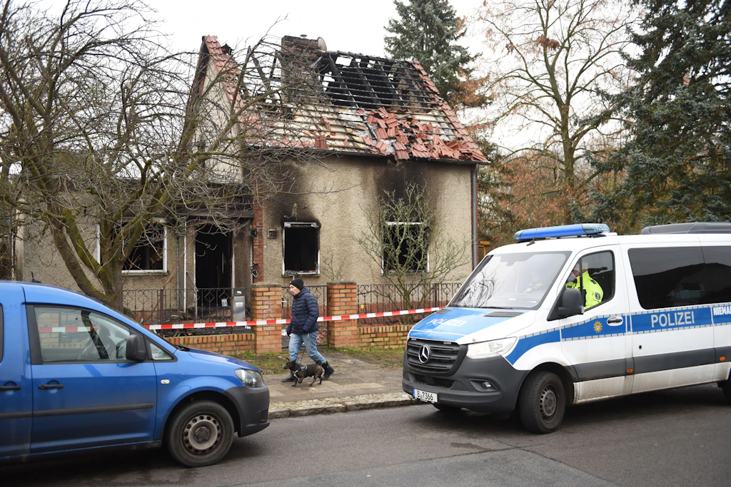 Nach dem Feuer ist das Einfamilienhaus in Mahlsdorf nur noch eine Ruine.