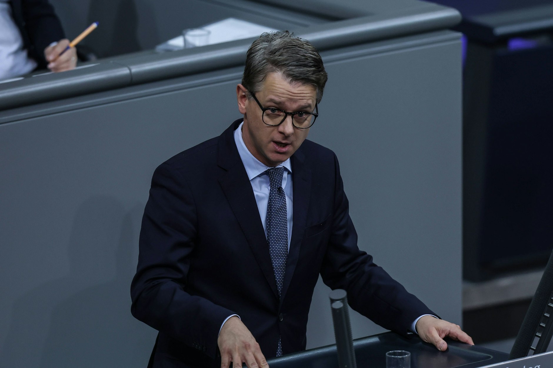 Carsten Linnemann (CDU) greift Alice Weidel scharf an.