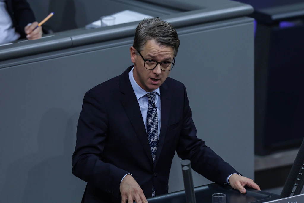 “Weidel aşırı sağcı şüpheli bir vakaya dönüşüyor”