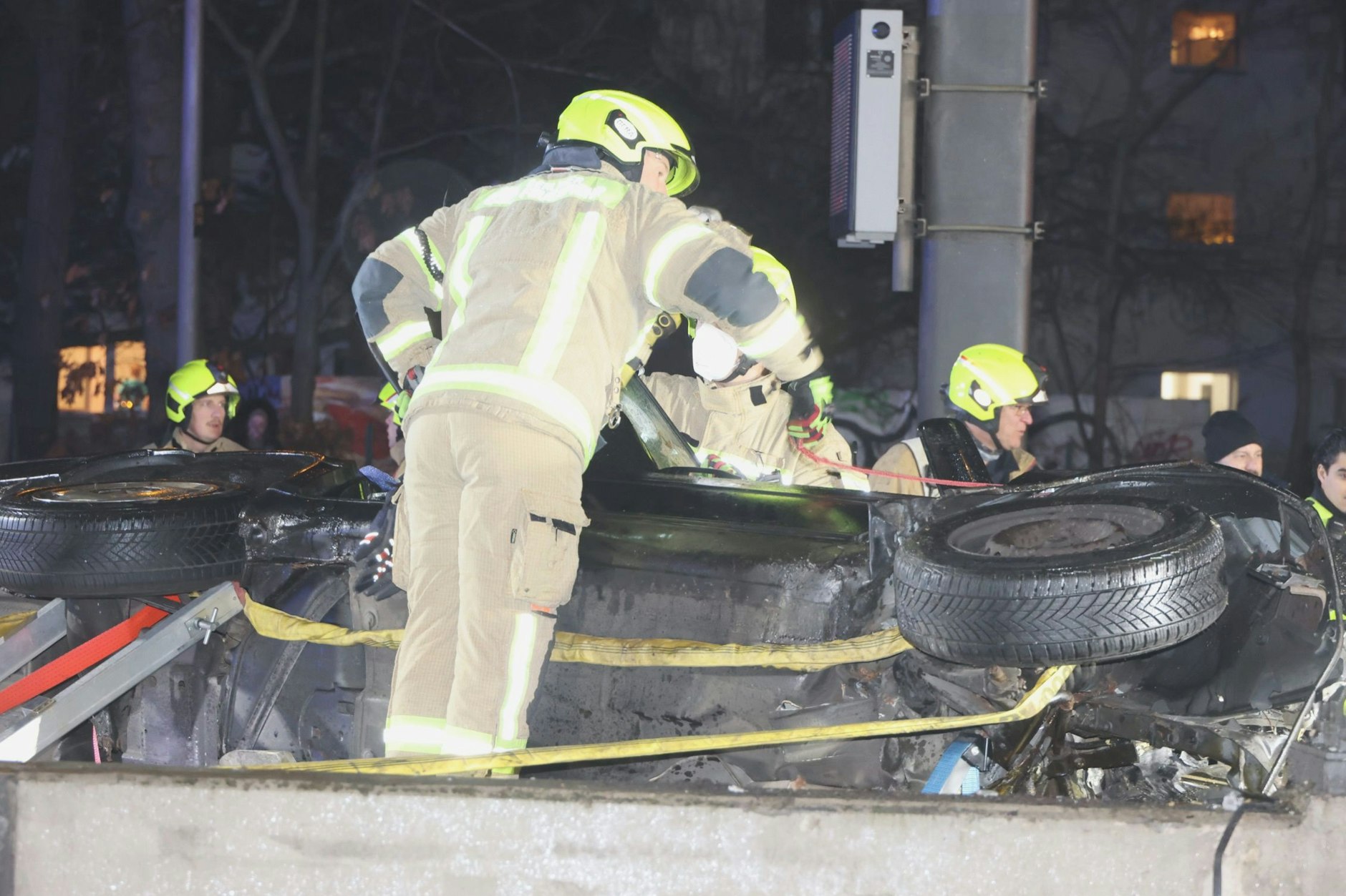 Rettungs-Drama: Feuerwehr befreit eingeklemmten Mann aus Auto!