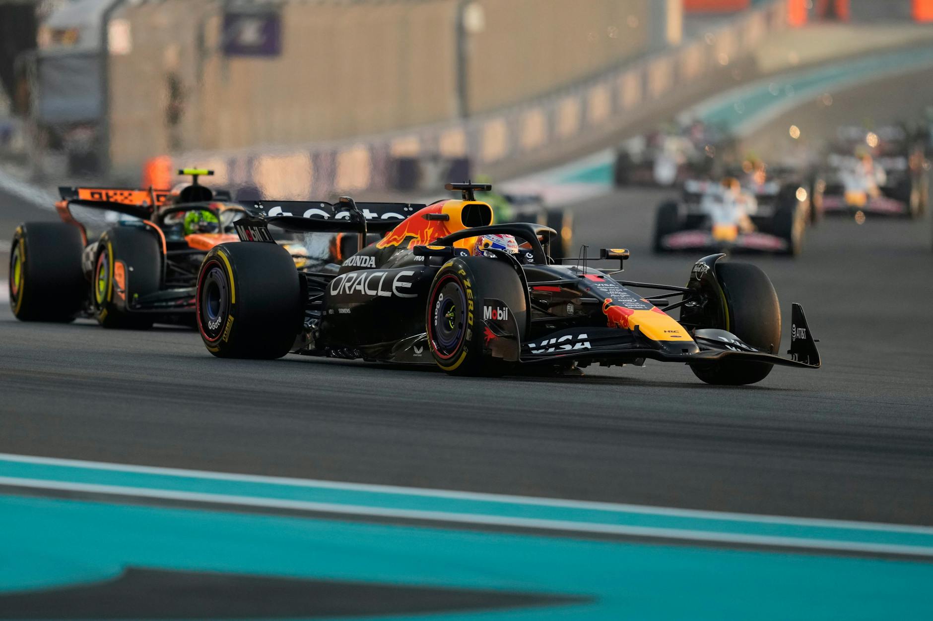 Der niederländische Red-Bull-Pilot Max Verstappen steuert sein Auto, gefolgt vom britischen McLaren-Piloten Lando Norris