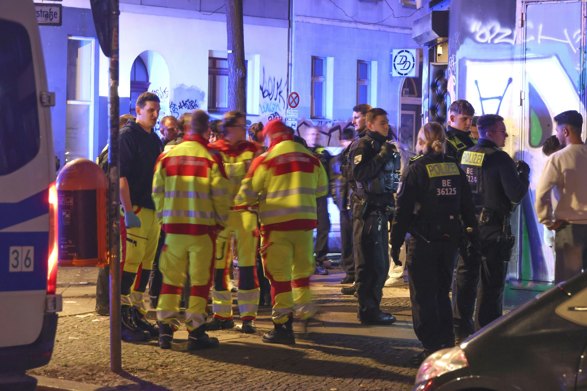 Polizei und zahlreiche Krankenwagen wurden zu der Schlägerei in Berlin-Kreuzberg alarmiert.