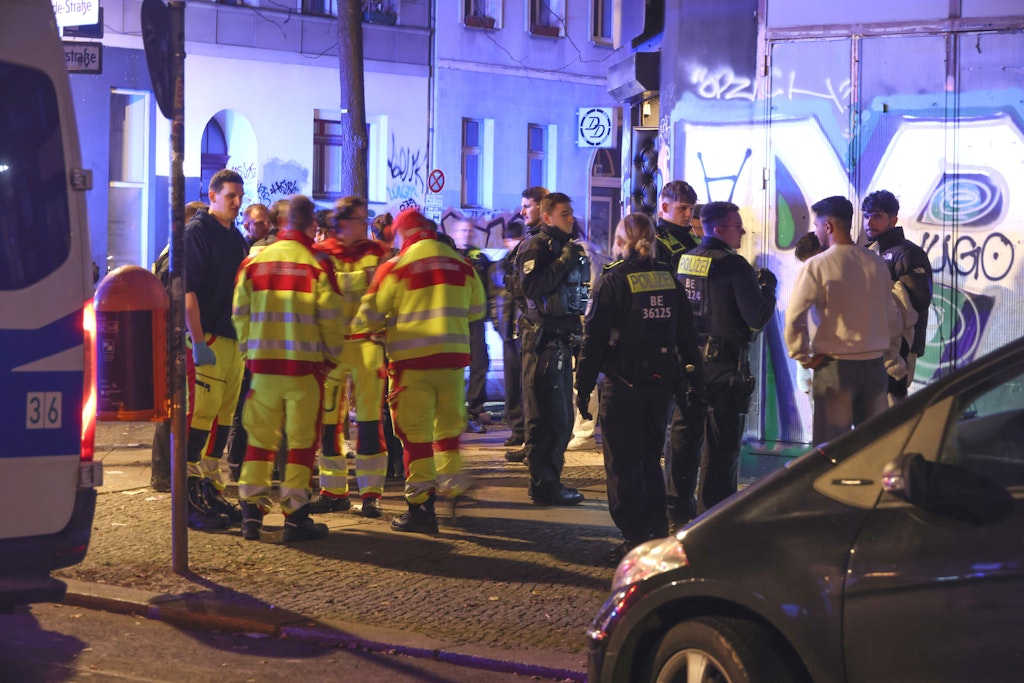 Blutige-Nacht-in-Berlin-Notarzt-Einsatz-vor-Kneipe-Massenschl-gerei-in-U-Bahnhof