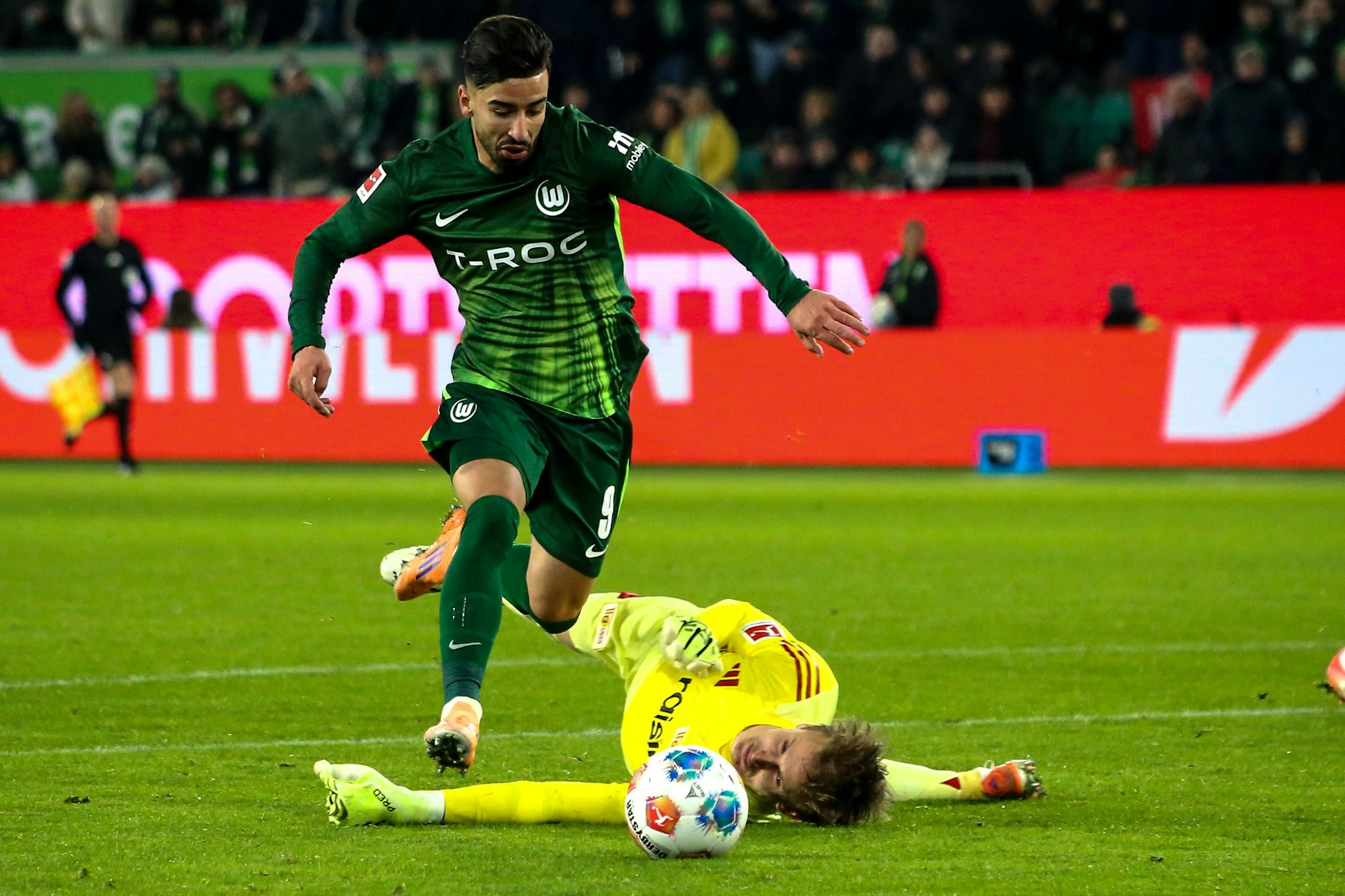 Immer einen Schritt voraus: Mohamed Amoura vom VfL Wolfsburg war am Samstag besser als Frederik Rönnow und der 1. FC Union Berlin.