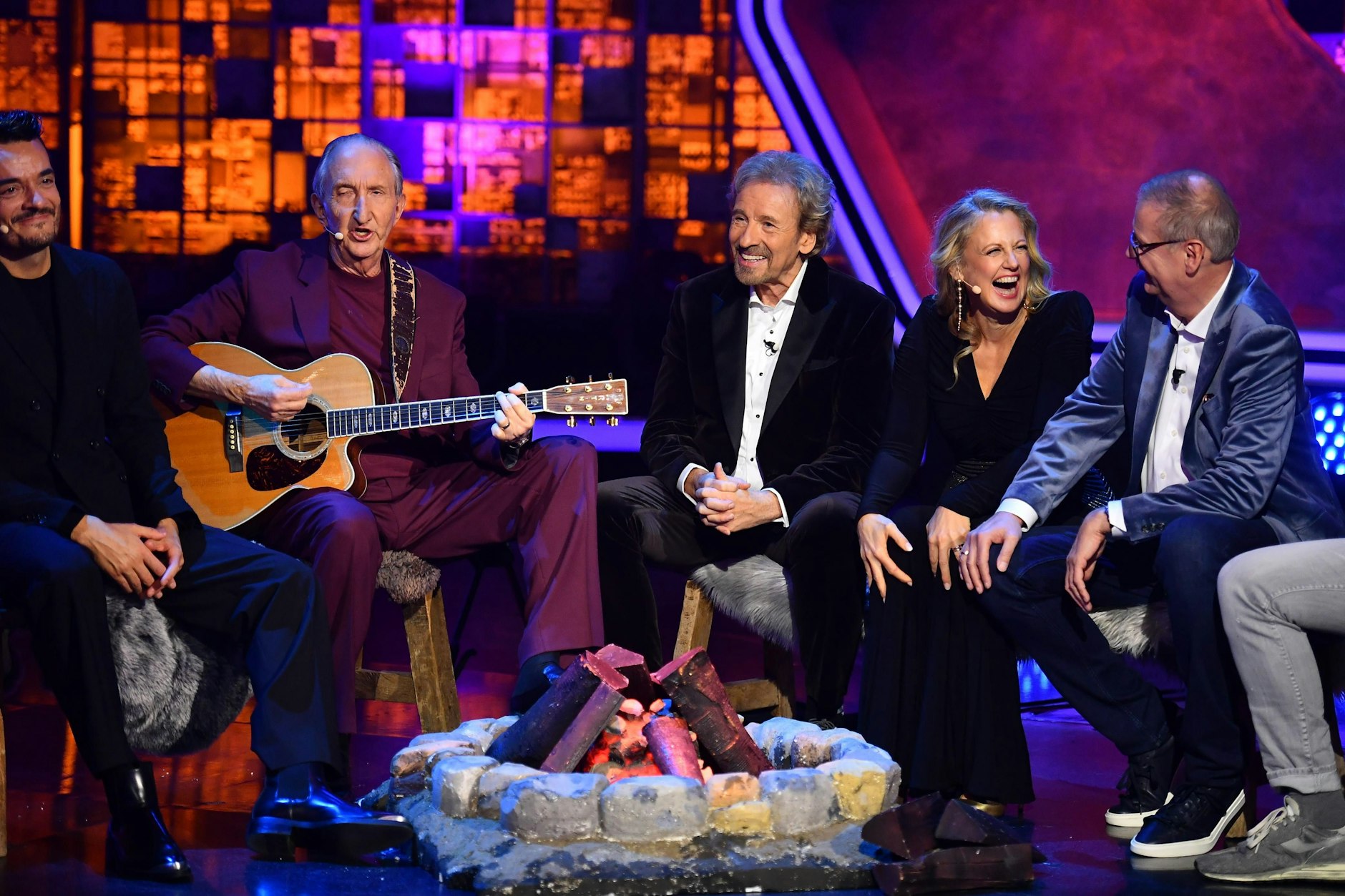 Mike Krüger (2.v.l.) sang für Thomas Gottschalk und verhaspelte sich prompt.