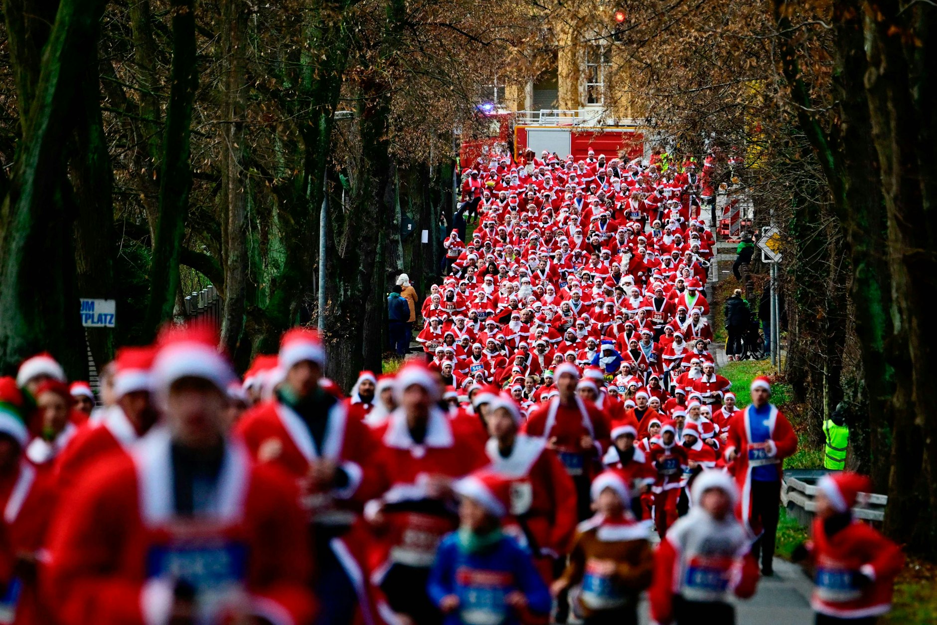 Beim 17. Nikolaus-Lauf gingen 1000 Nikoläuse an den Start.
