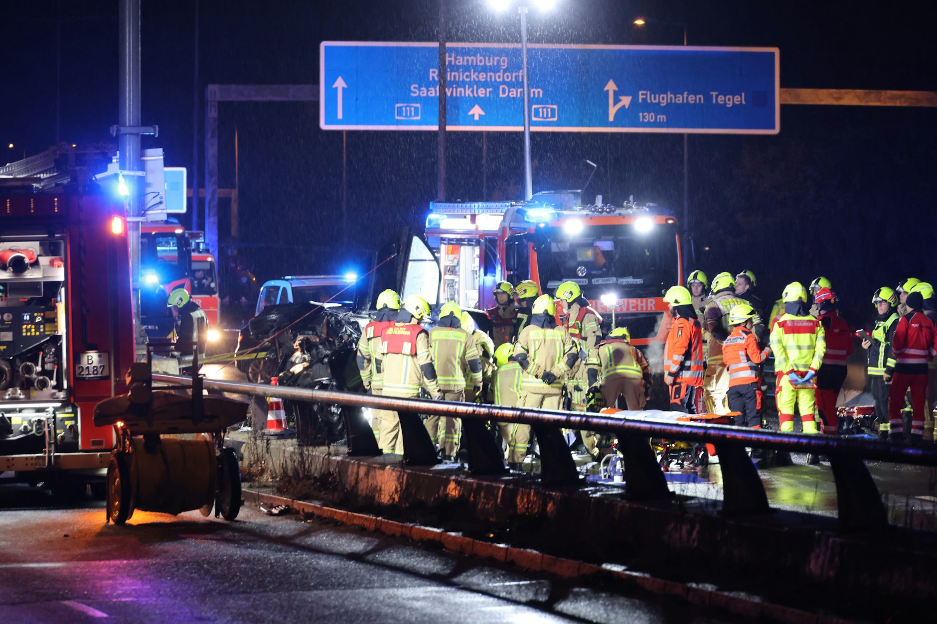 Am frühen Sonntagmorgen ist es zu einem schweren Verkehrsunfall auf der A111 gekommen.