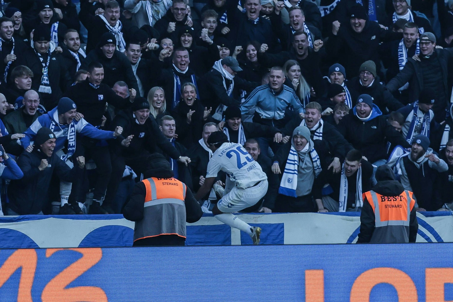 Rayan Ghrieb vom 1.FC Magdeburg springt beim Torjubel in den Betongraben des Olympiastadions, und stürzt ab.