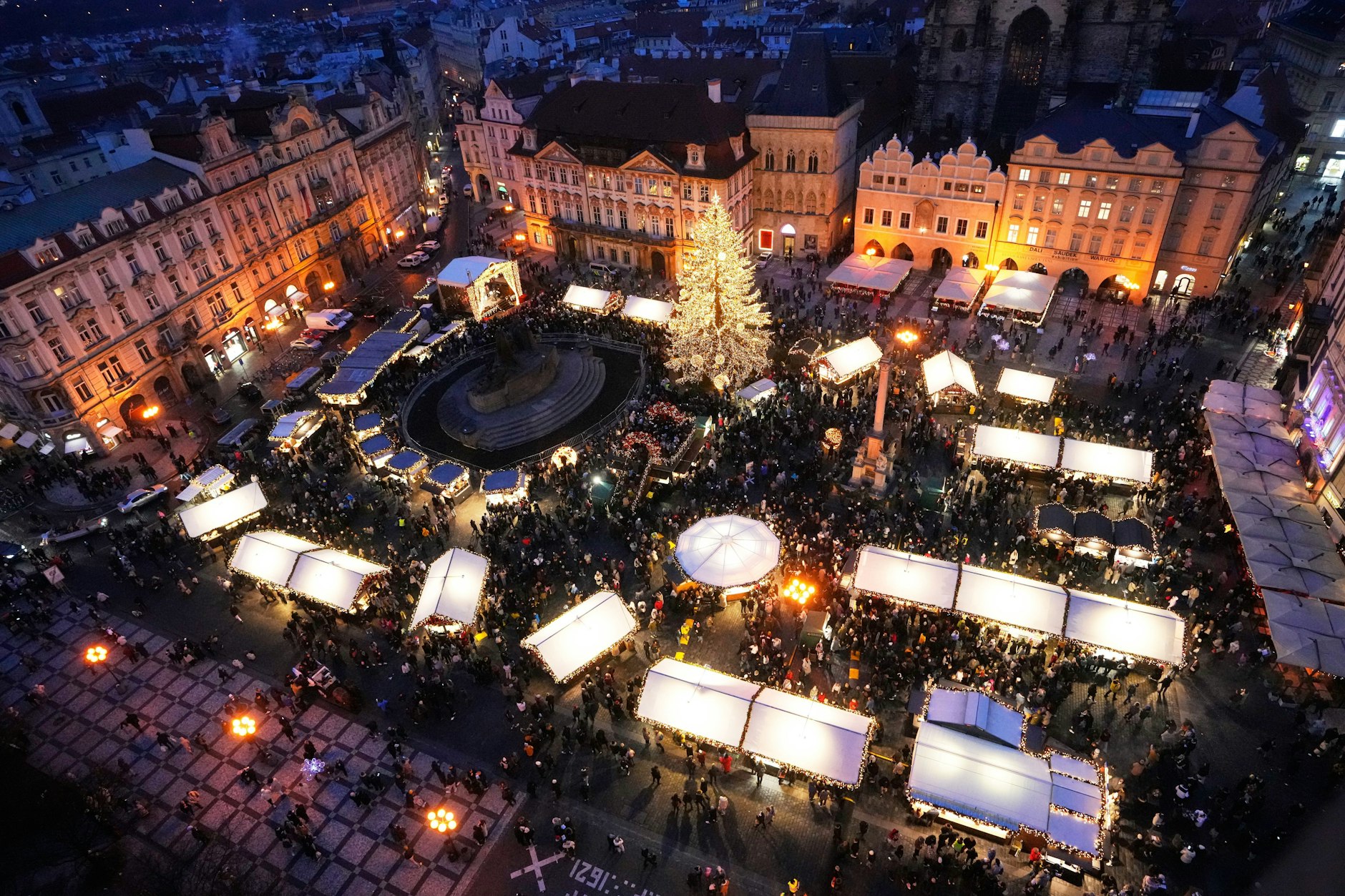 Der Weihnachtsmarkt in Prag ist beliebt - auch als Ausflugsziel für Weihnachts-Touristen aus Deutschland. Doch hier warnt man vor einer Ansteckung mit Hepatitis.