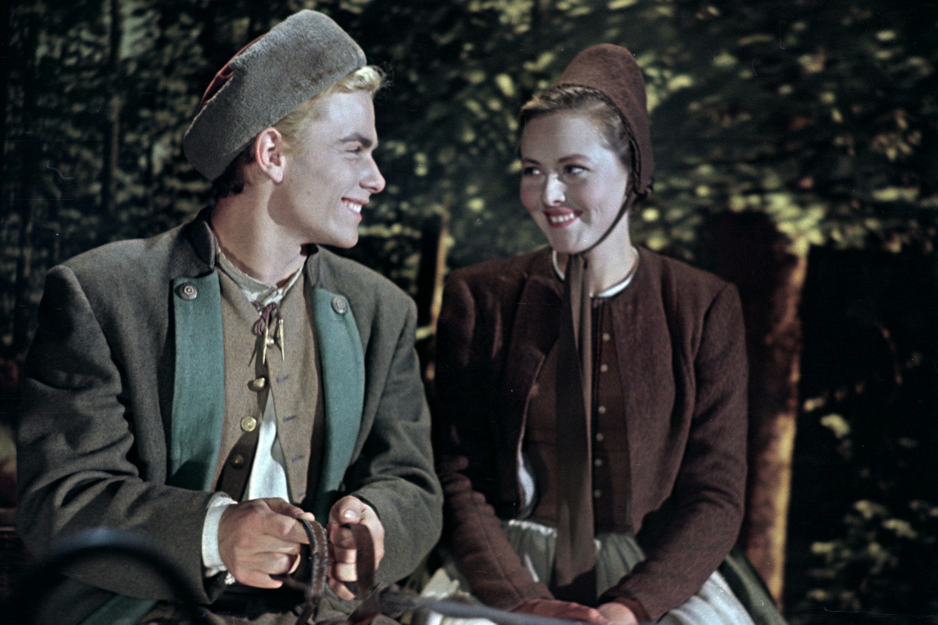 Die Schauspieler Lutz Moik (l.) als Köhler Peter Munk und Hanna Rucker als Lisbeth in der Märchen-Verfilmung „Das kalte Herz“ (1950)