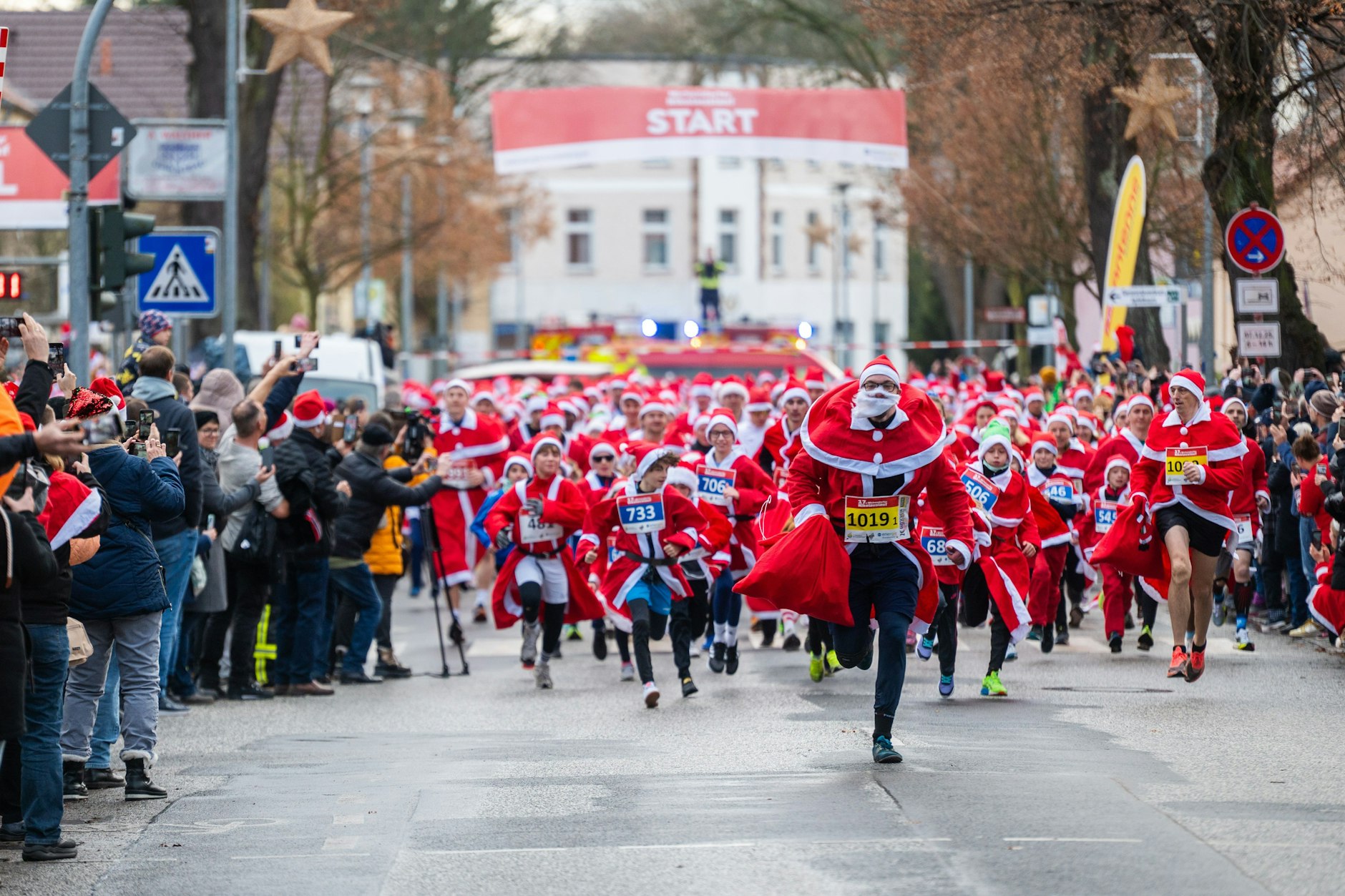 Ein Meer aus Rot-Weiß: Zum 17. Mal gingen in Michendorf Nikoläuse auf die Laufstrecke.