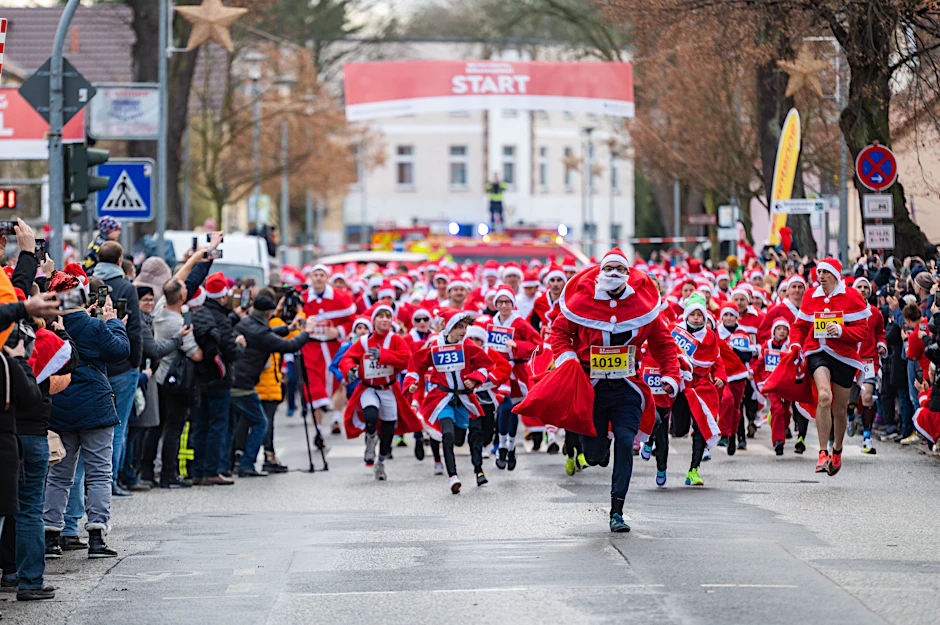 Beim 17. Nikolaus-Lauf gingen 1000 Nikoläuse an den Start.