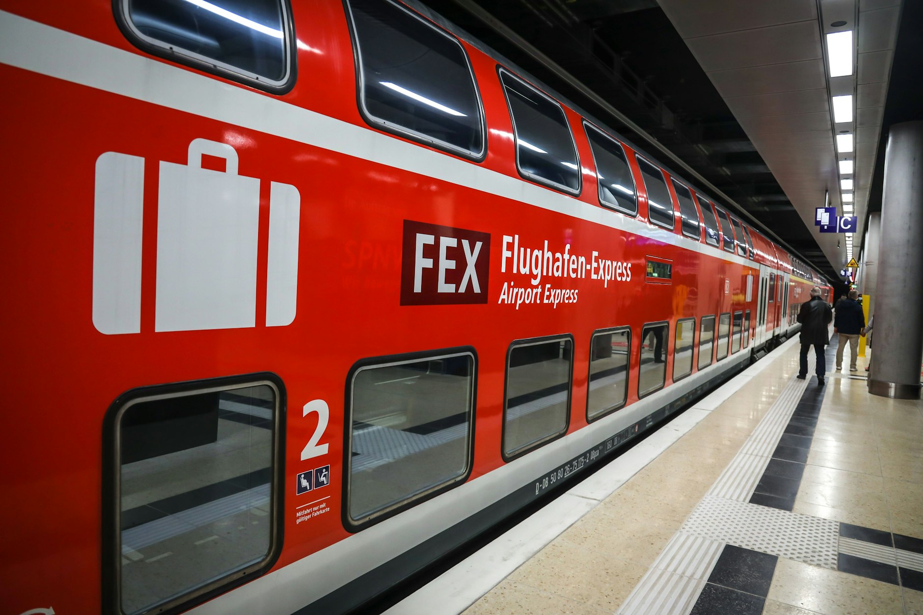 Der Flughafen-Express FEX fährt künftig öfter zum Berliner Hauptstadtflughafen BER.