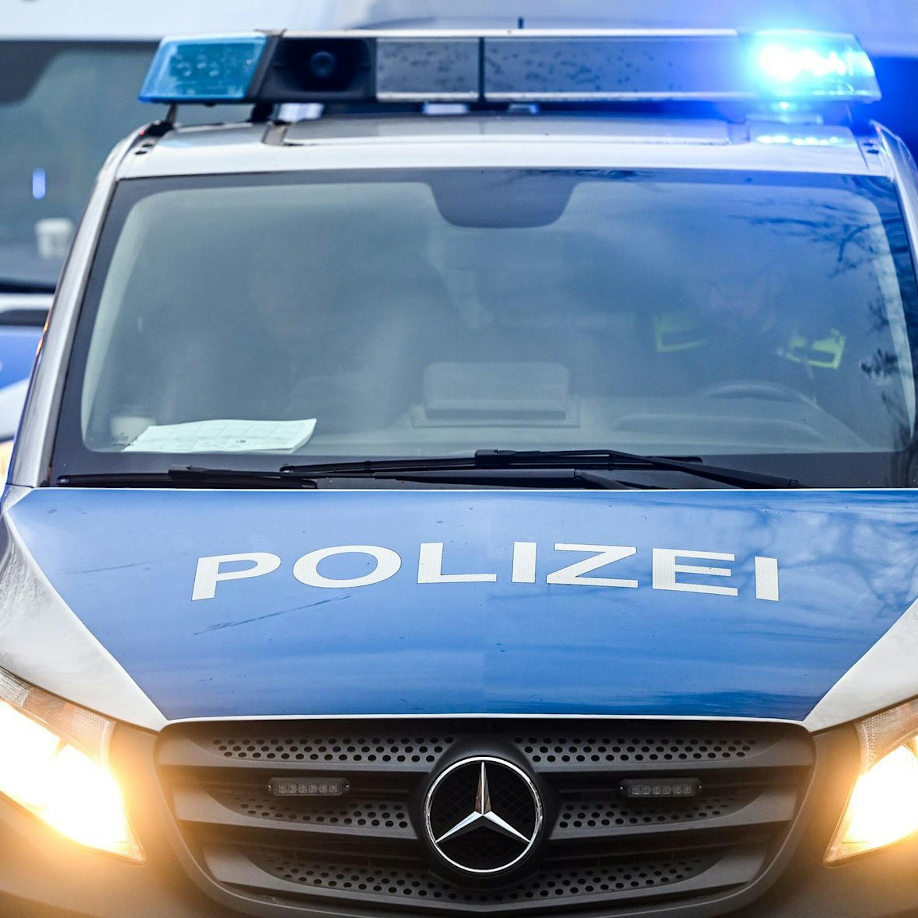 Mann stellt sich Vandalen an Bushaltestelle in Weg und wird verprügelt