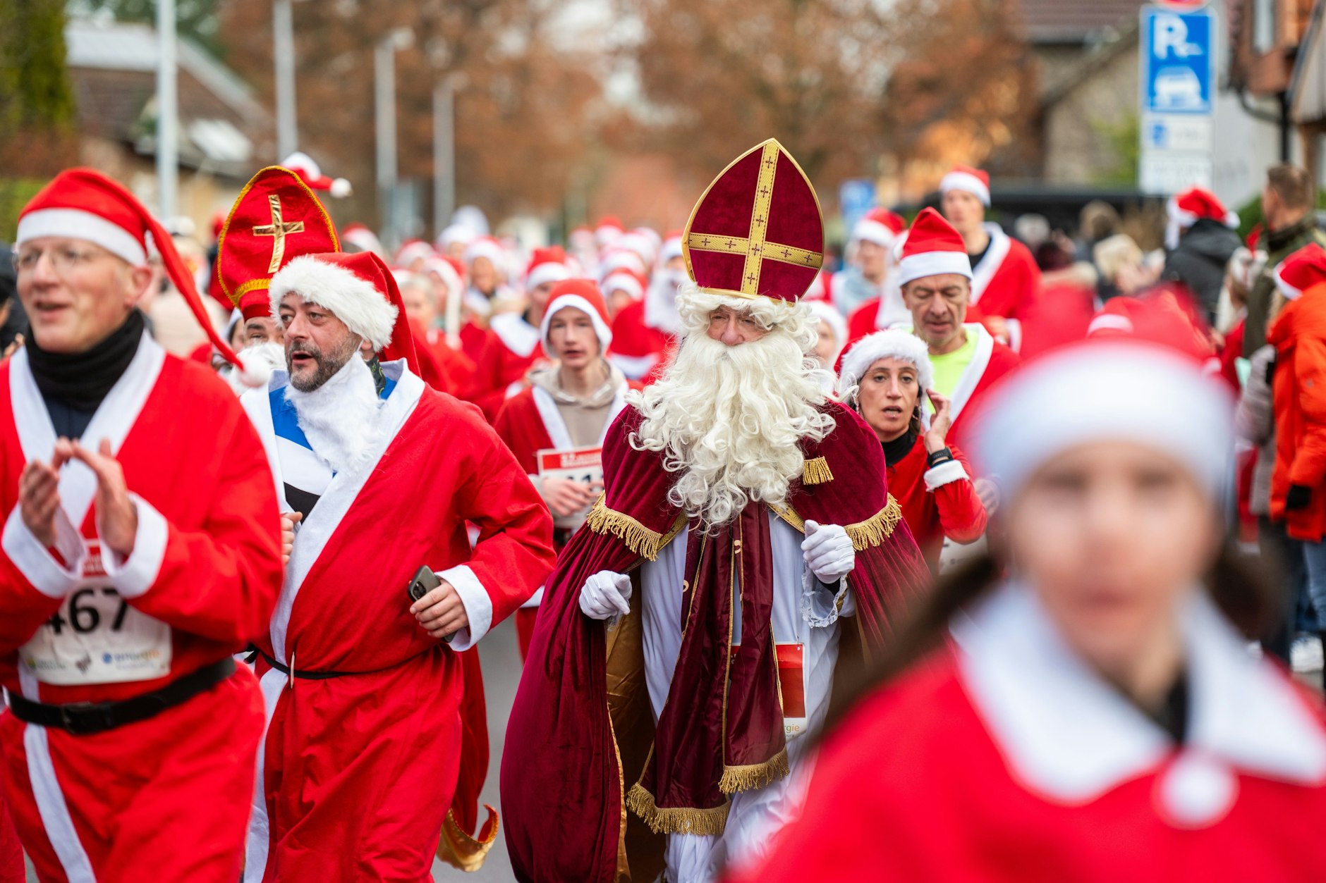 Als Nikolaus verkleidete Läufer gingen in Michendorf an den Start.