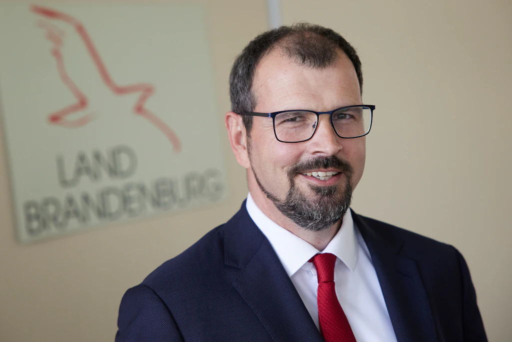 Steffen Freiberg (SPD), Bildungsminister von Brandenburg, meint, die Ablehnung des Schülerpraktikums sei richtig gewesen.