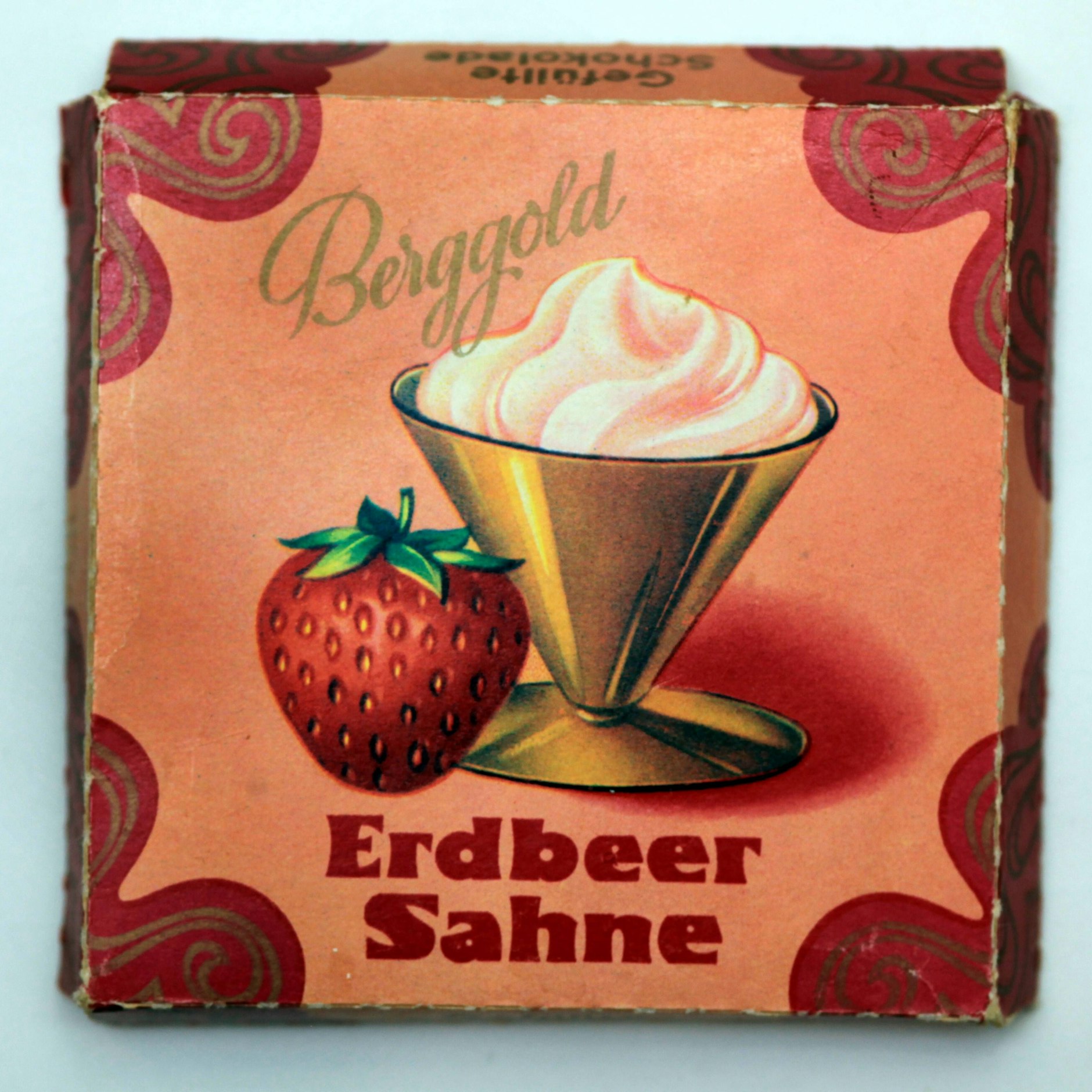 Diese Erdbeer-Sahne-Schokolade der Marke Berggold brachte ein fruchtiges Aroma in den Süßigkeitenschrank.