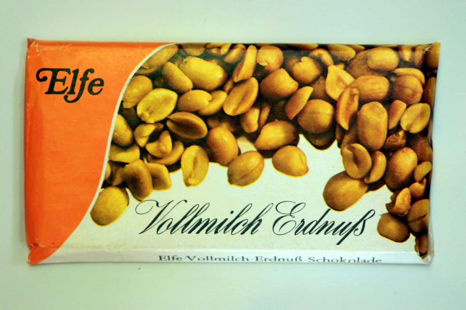 Erdnüsse gab es nicht nur in der Schlager Süßtafel. Auch diese Tafel von Elfe hatte die knackigen Nüsse im Inneren.