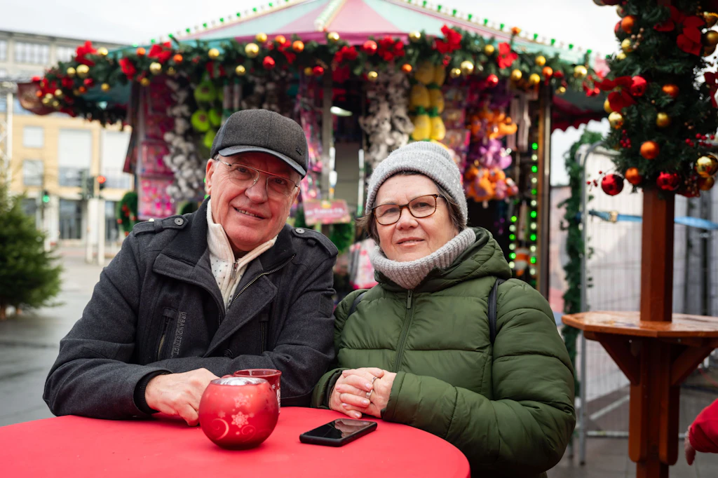 Ehepaar Schmunk genießt einen Glühwein auf dem Weihnachtsrummel in Marzahn-Hellersdorf.
