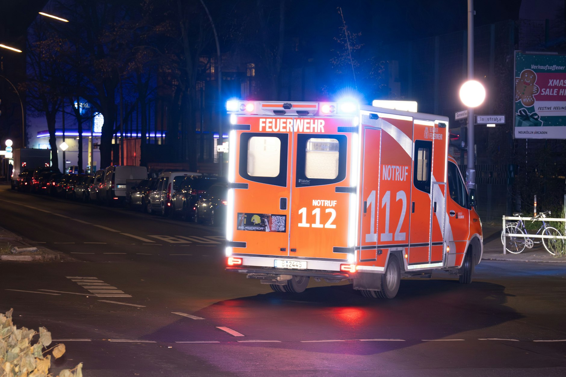 Mit dem Krankenwagen wurden der Späti-Verkäufer und ein Passant in die Klinik gebracht.