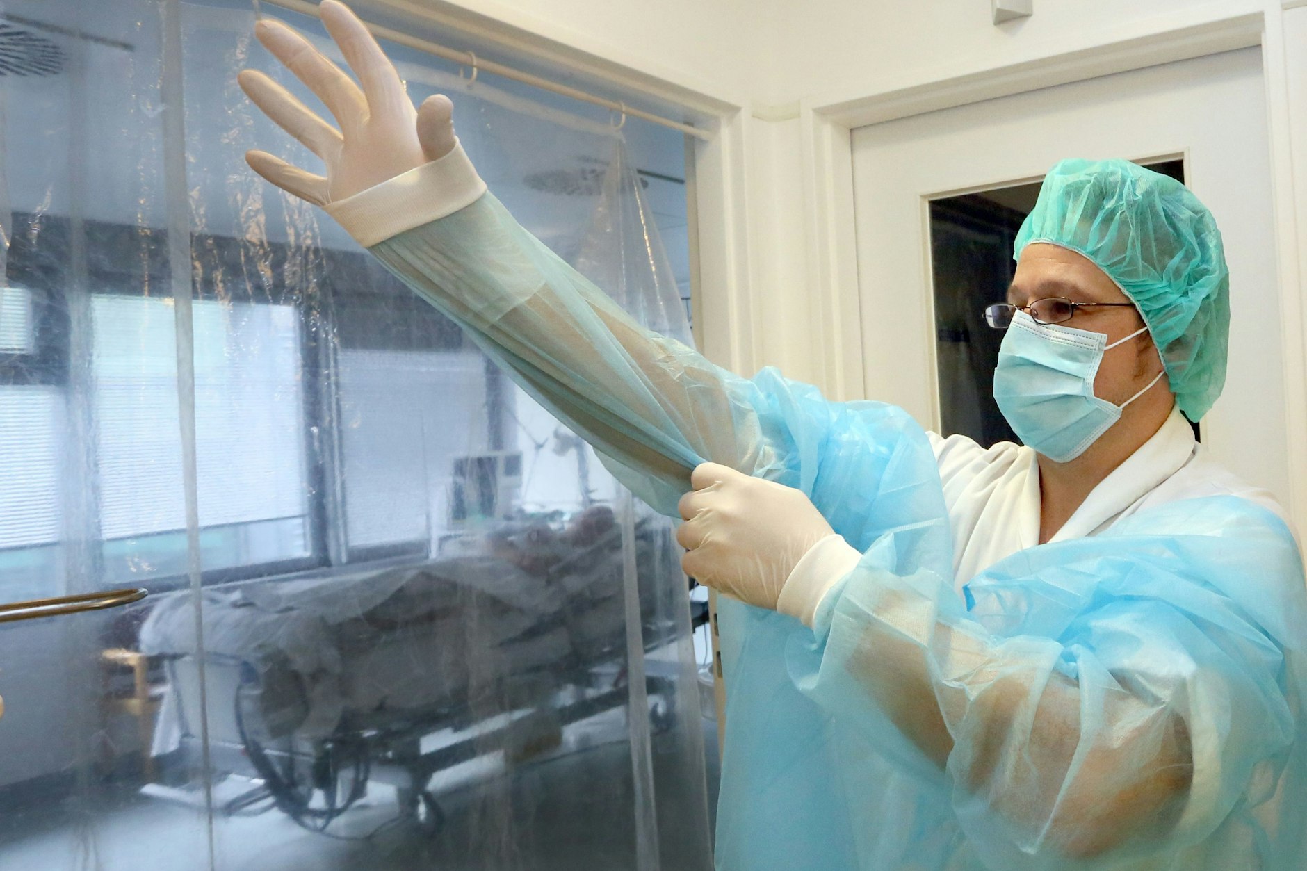 Kampf gegen Keime: Ein Pfleger im Spandauer Vivantes-Klinikum legt Schutzkleidung an.