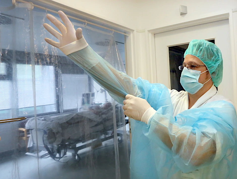 Kampf gegen Keime: Ein Pfleger im Spandauer Vivantes-Klinikum legt Schutzkleidung an. 