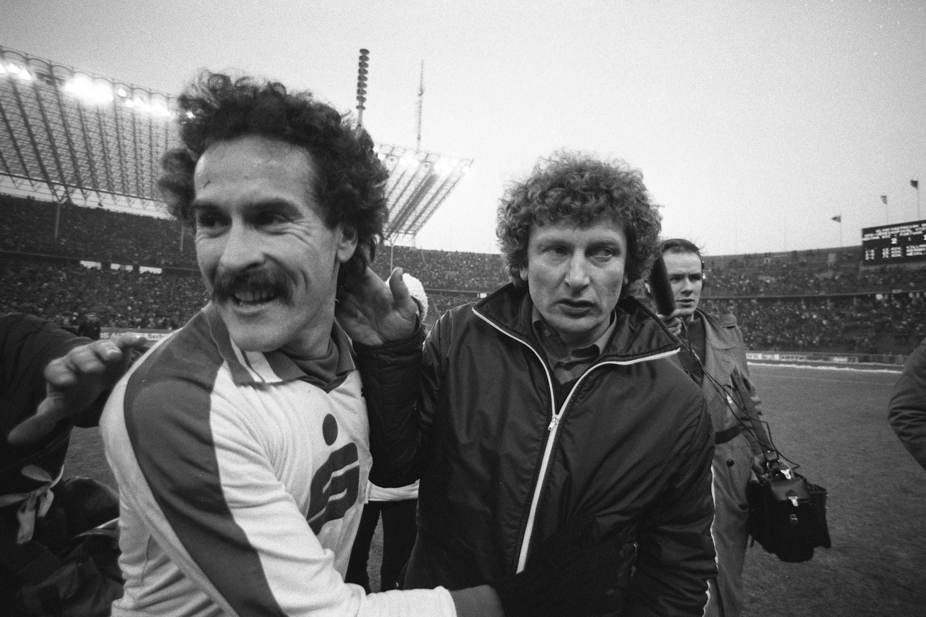 Februar 1981: Herthas ehemaliger Trainer Uwe Klimaschefski jubelt mit Stürmer Werner Killmaier über den 2:1-Pokalsieg im Achtelfinale gegen Fortuna Düsseldorf.