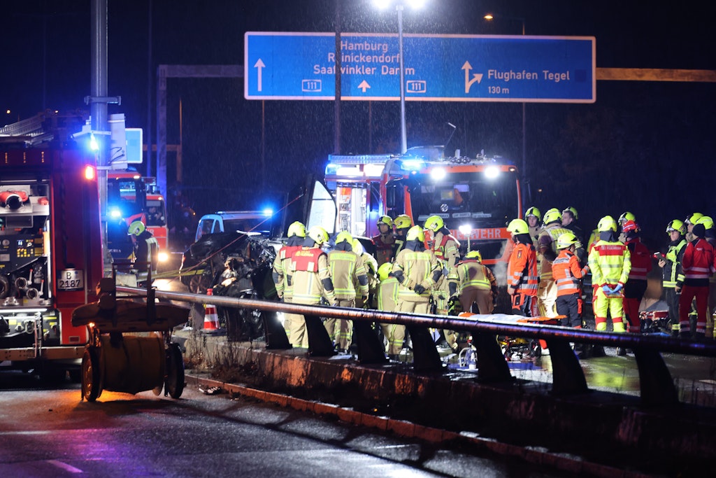 Berlin: A111 bis Montagnachmittag gesperrt - schwerer Verkehrsunfall