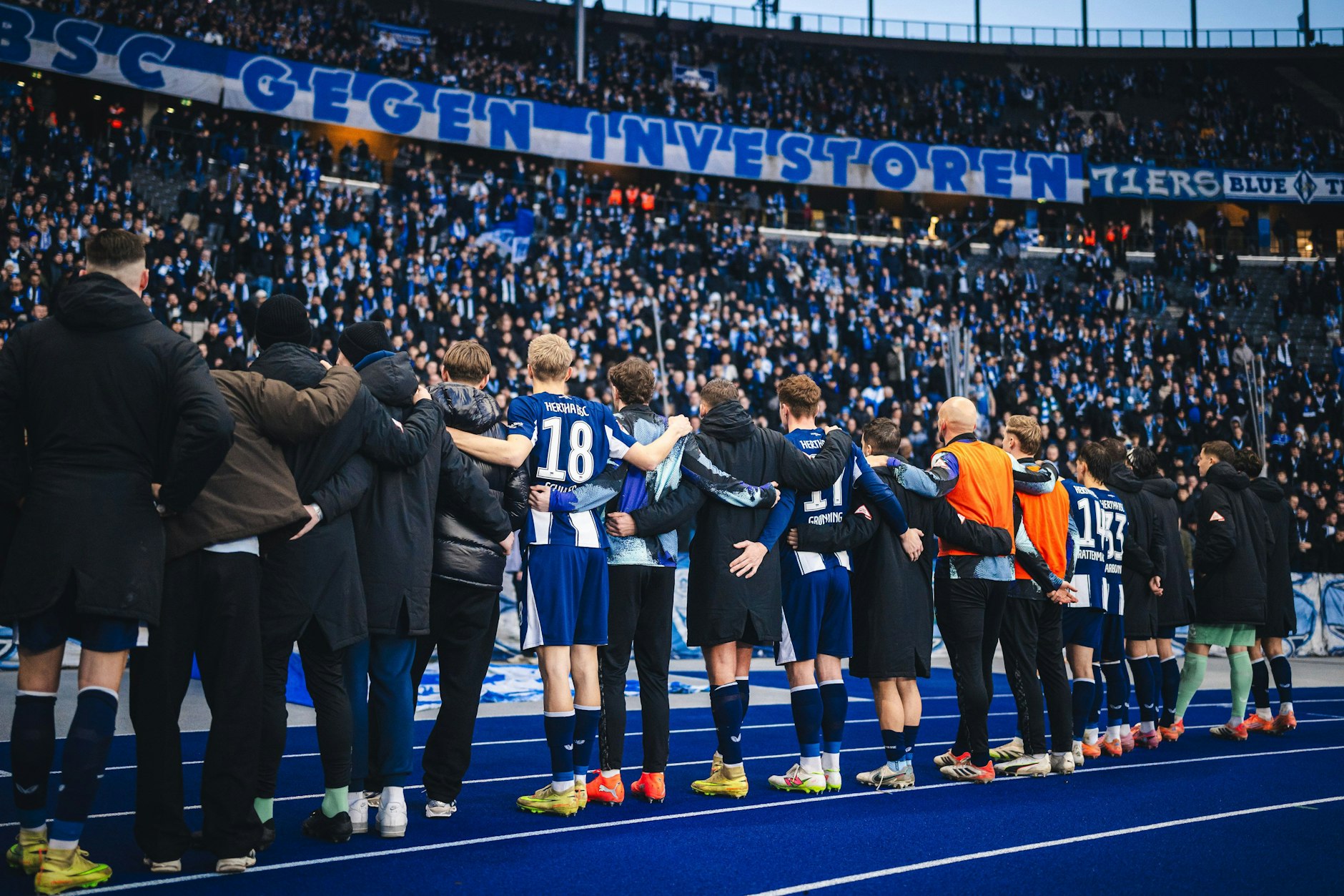 Vor der Ostkurve gab es für die Spieler von Hertha BSC nach dem Spiel gegen den 1. FC Magdeburg keine gemeinsame Party, sondern aufbauende Worte.