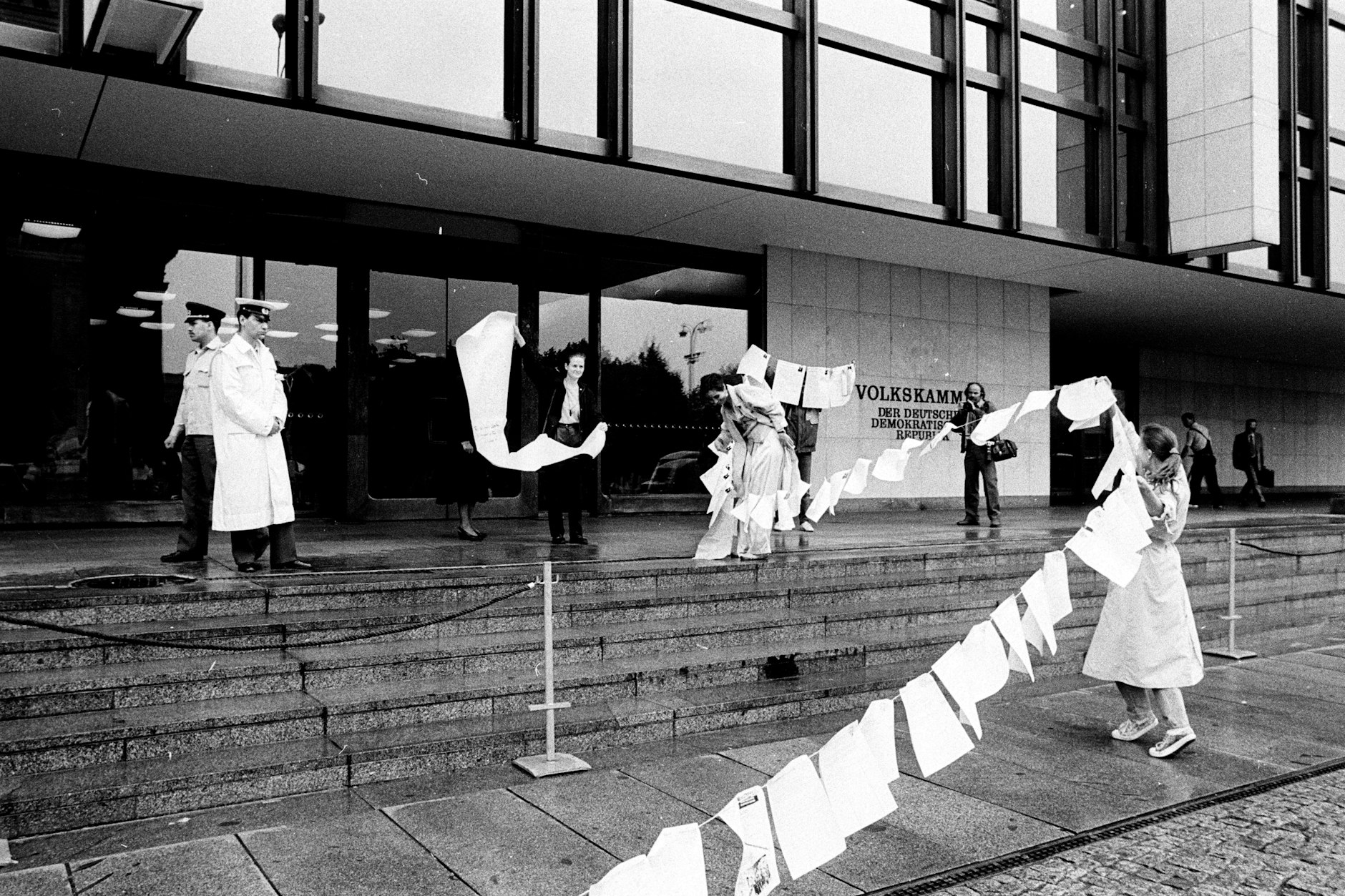 Protest von Berliner Schriftstellern gegen den geplanten Staatsvertrag zum Beitritt der DDR zur BRD.