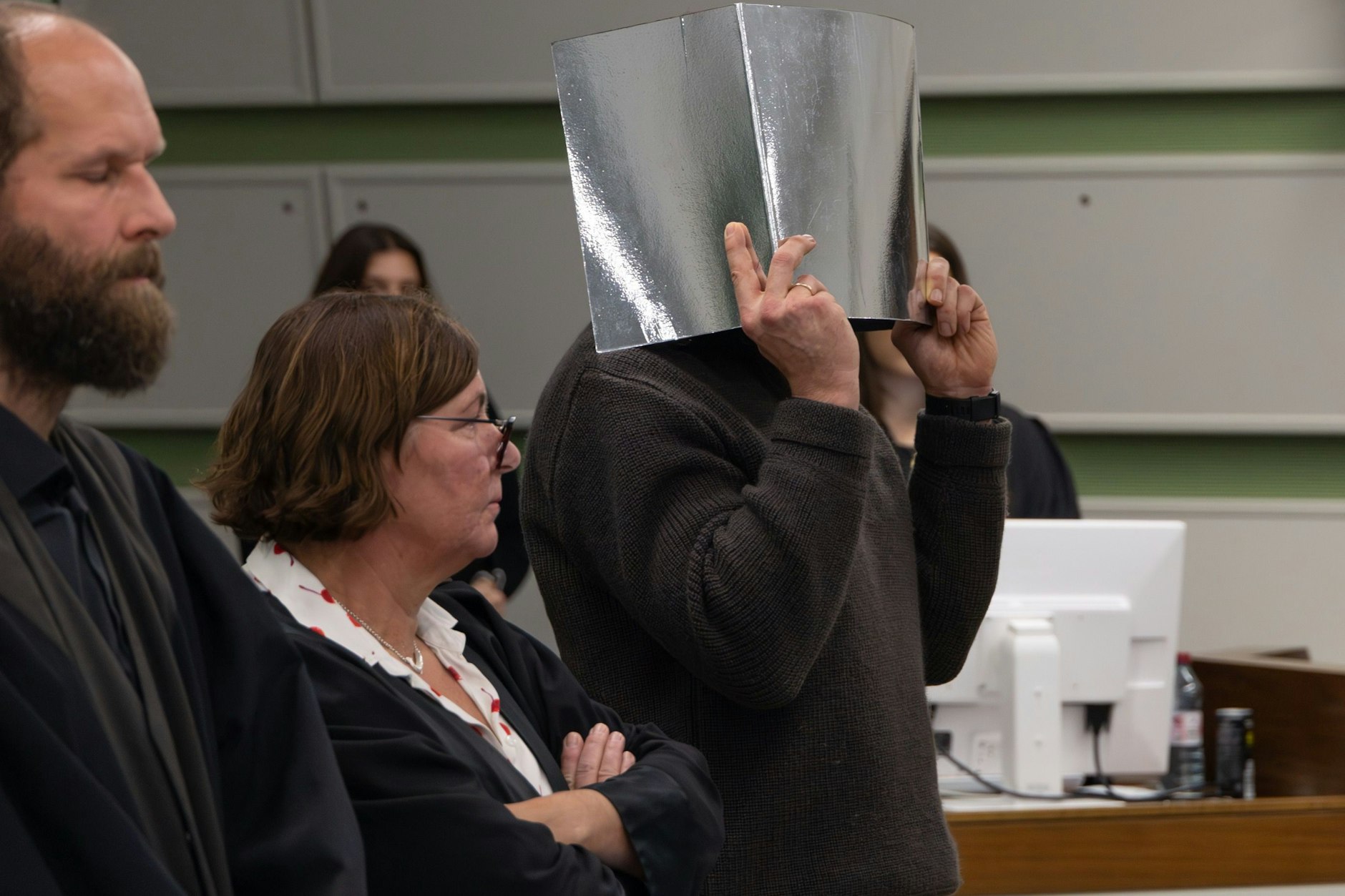 Der Angeklagte Kolja B. mit seinen Verteidigern. Er muss sich wegen eines Angriffs auf einen Neonazi in Prenzlauer Berg vor Gericht verantworten.