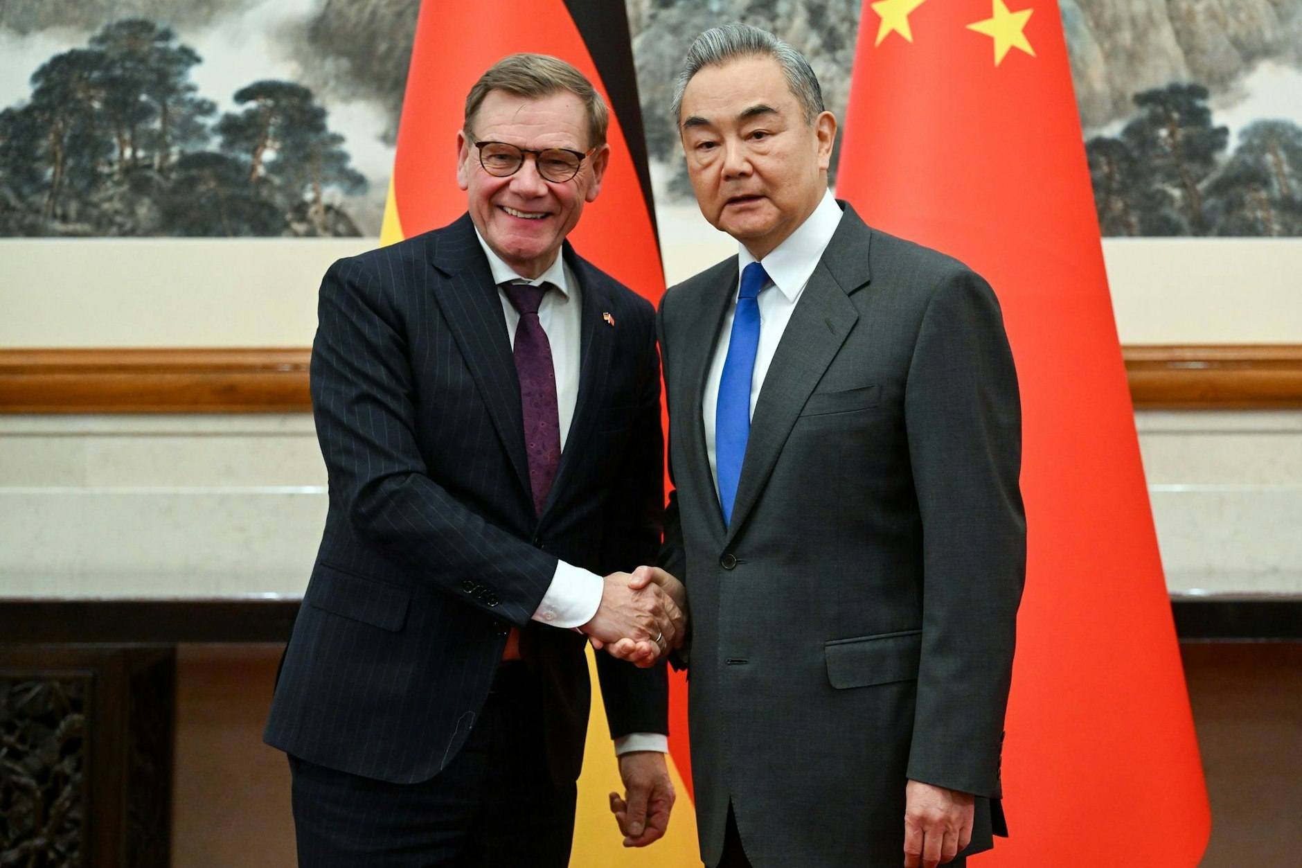 Bundesaußenminister Johann Wadephul (l.) wurde am Montag von Chinas Außenminister Wang Yi in Peking empfangen.
