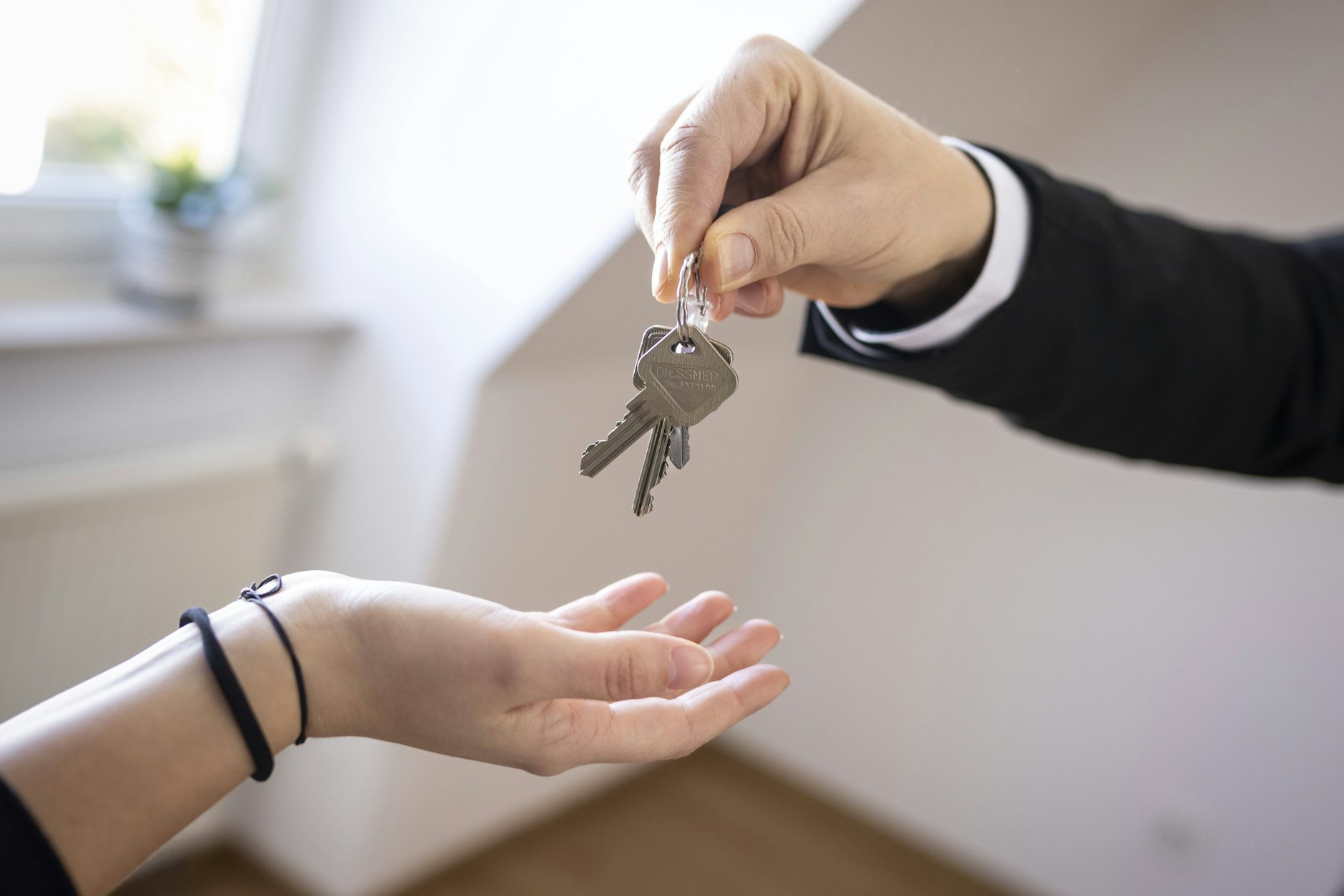 Wegweisendes Urteil: Wer mithilfe eines Maklers an Wohnung oder Haus gekommen ist, kann unter bestimmten Umständen die Provision zurückfordern.