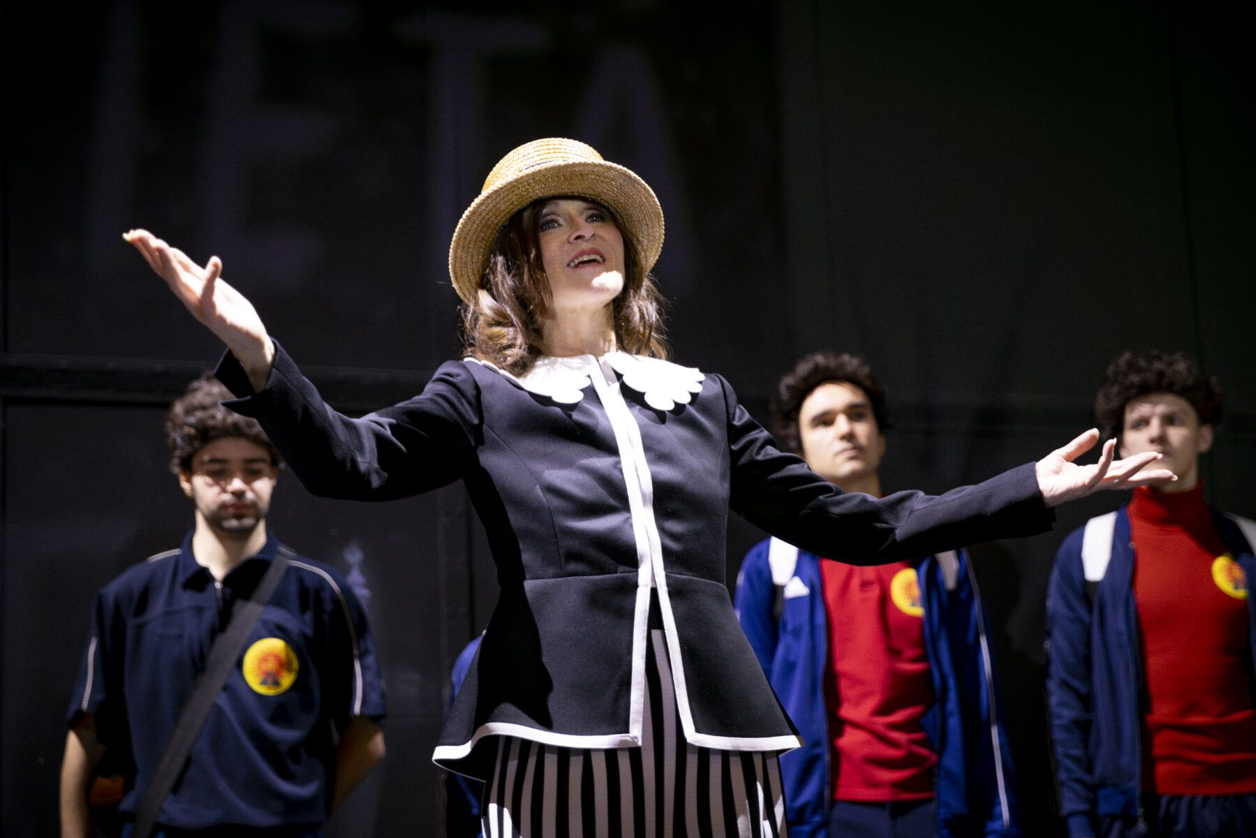 Proprieta privata Volksbühne feiert mit Sophie Rois als Franziskus ein kommunistisches Krippenspiel