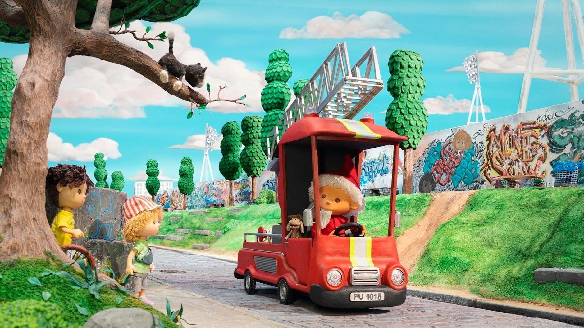 Im Mauerpark in Berlin: Dort rettet das Sandmännchen mit dem Feuerwehrauto ein Kätzchen.