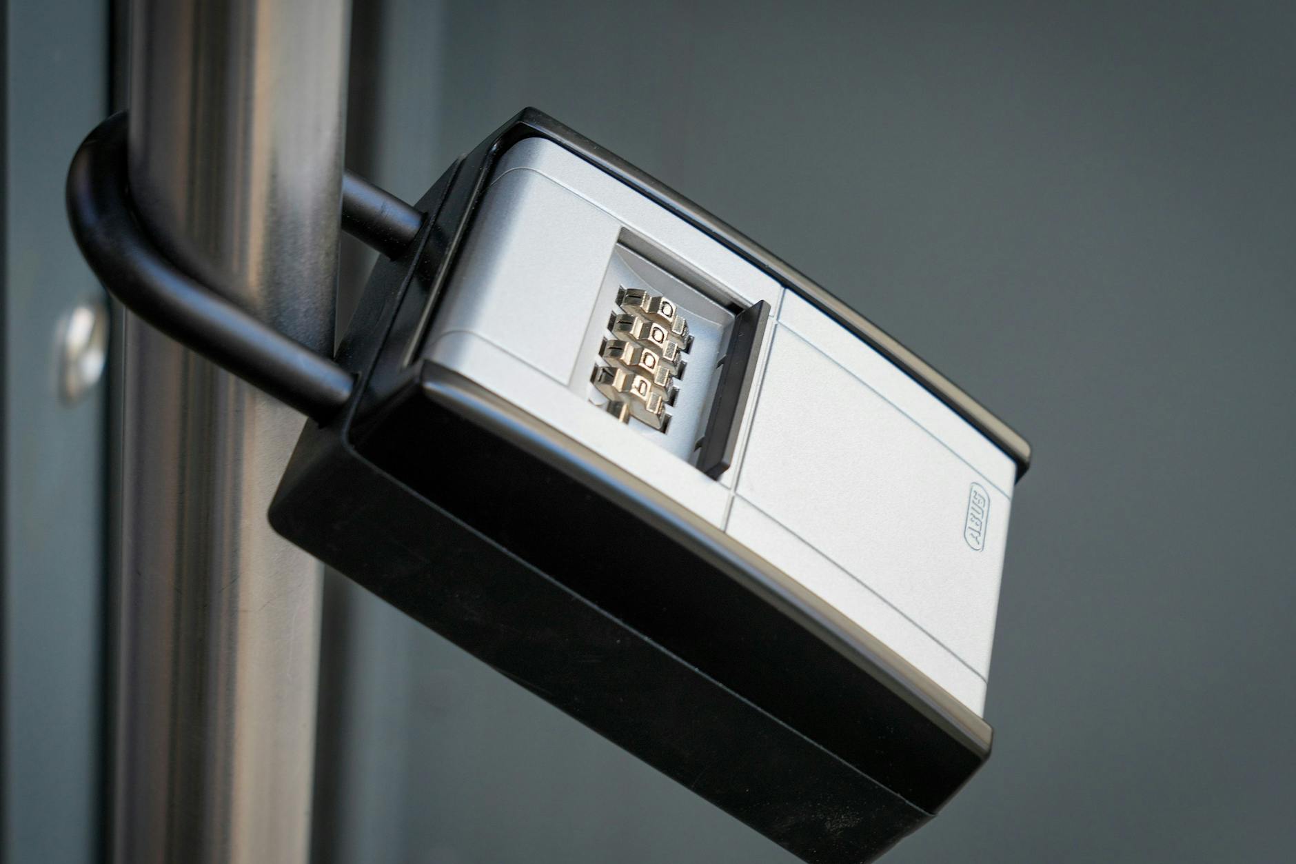 Mailand verbannt die kleinen Schlüsselboxen. Wie geht Berlin mit dem Problem um?