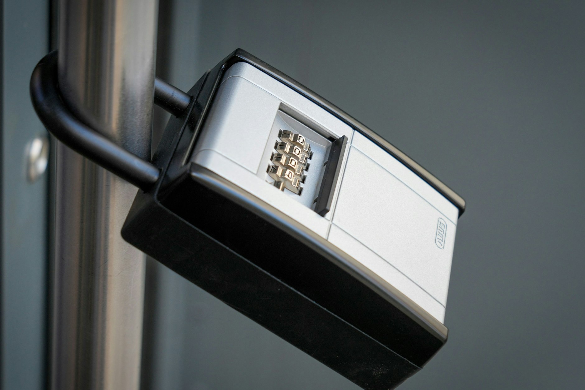 Mailand verbannt die kleinen Schlüsselboxen. Wie geht Berlin mit dem Problem um?