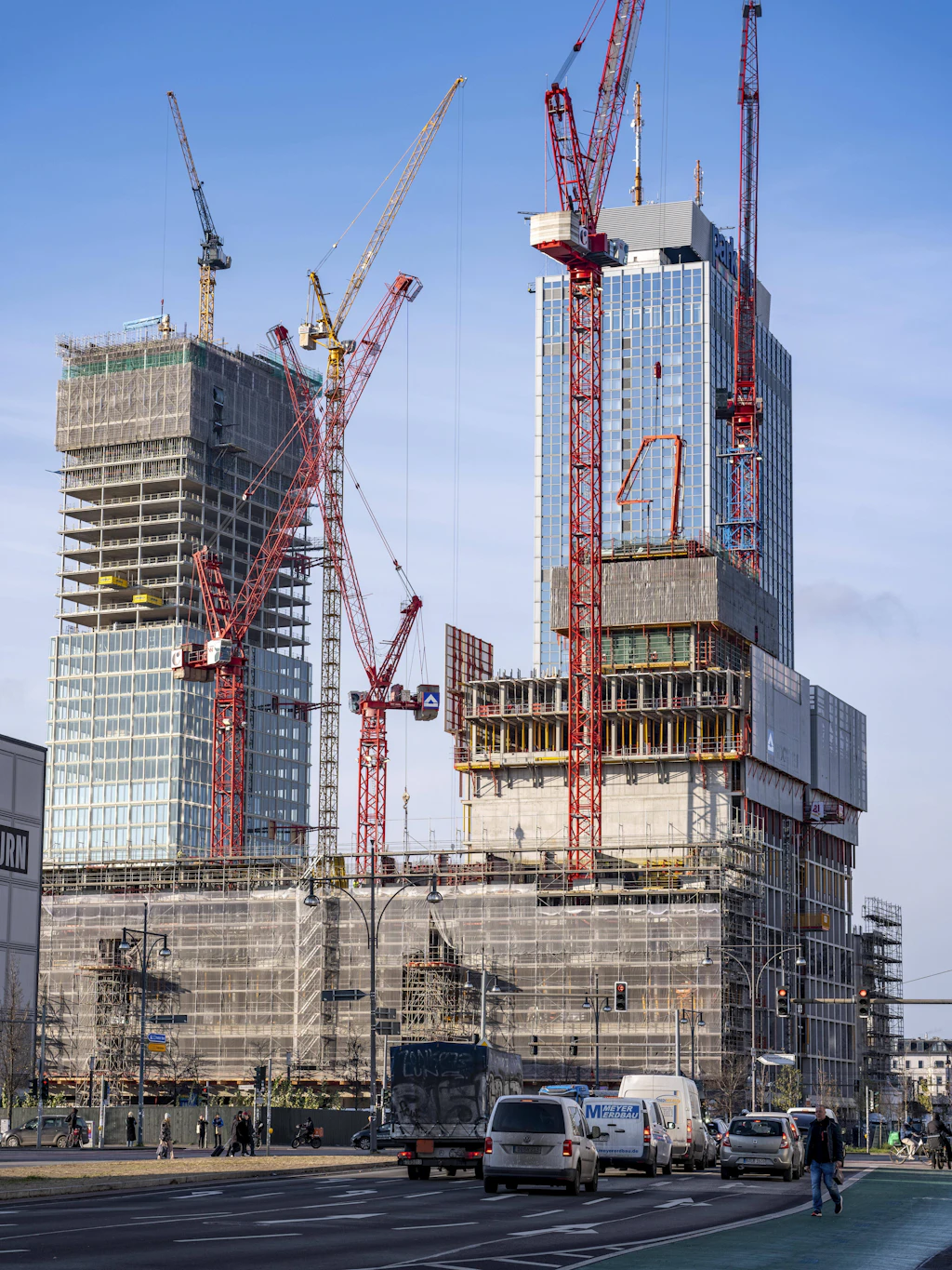 Baustelle Alexanderplatz: Vorne entsteht das Covivio-Hochhaus, im Hintergund ist das Bürohochhaus „The Berlinian“ zu sehen.