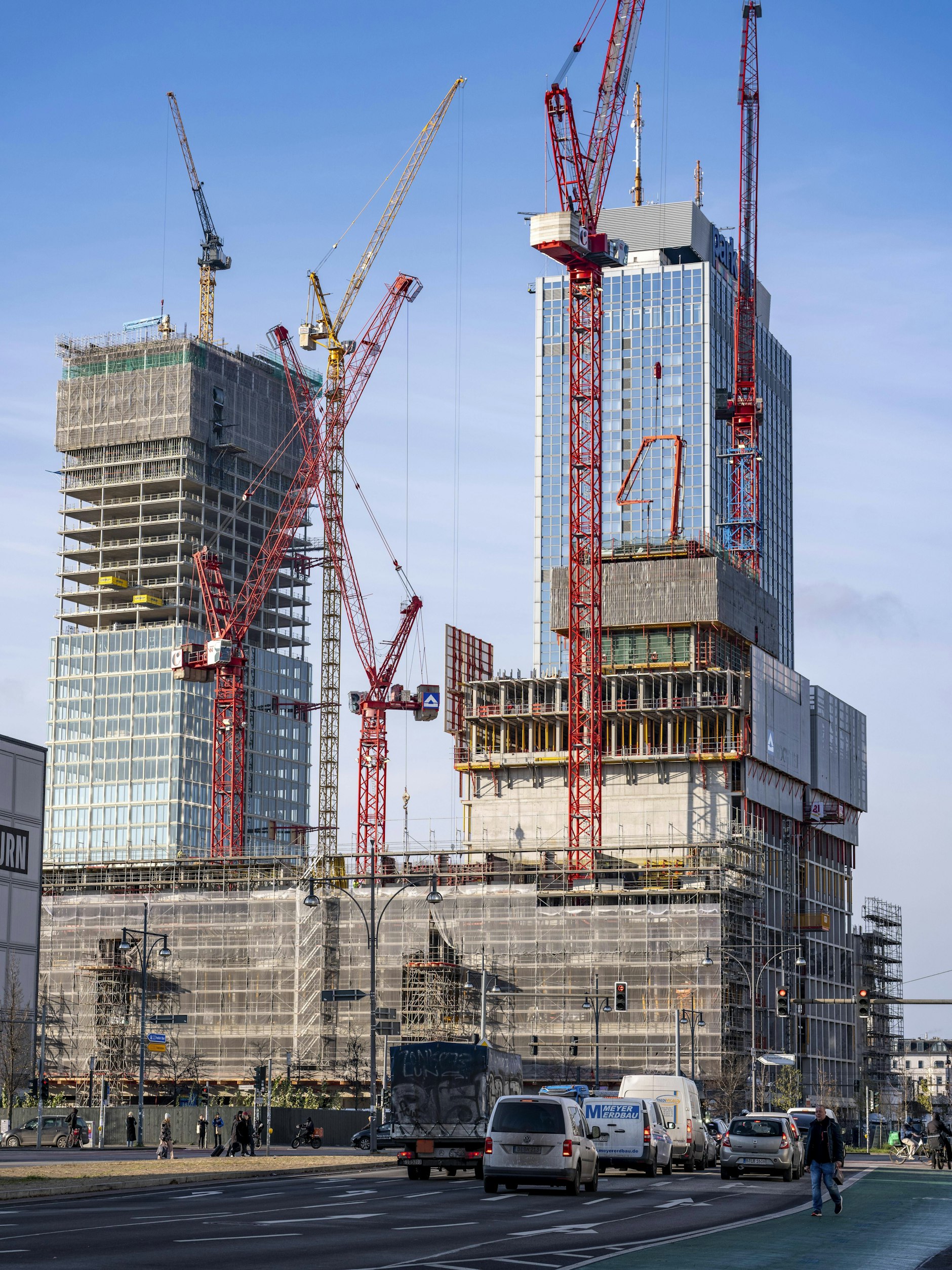 Baustelle Alexanderplatz: Vorne entsteht das Covivio-Hochhaus, im Hintergund ist das Bürohochhaus „The Berlinian“ zu sehen.