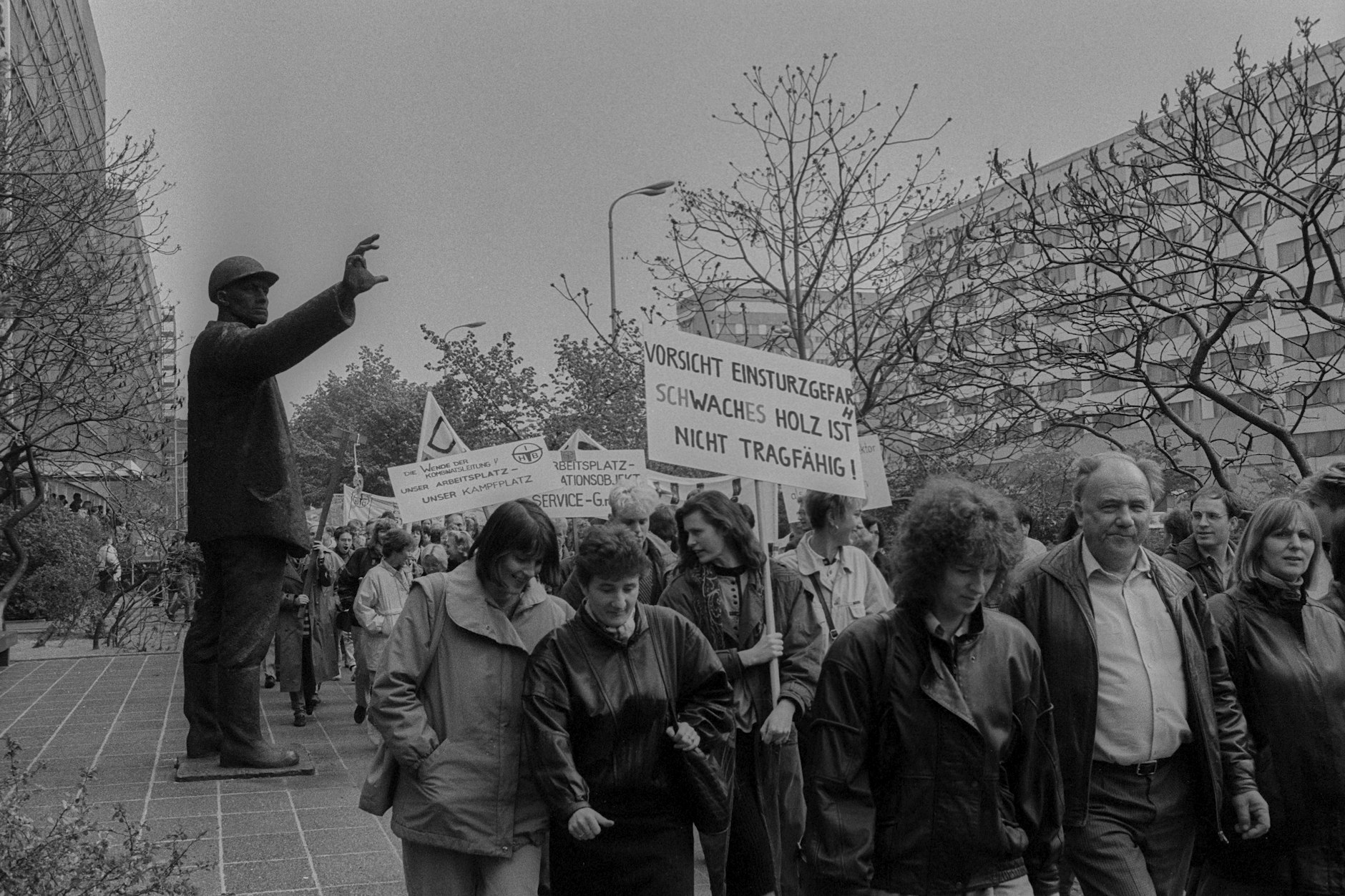 1990: Demo vorm IHB Ingenieurhochbau gegen Stellenabbau