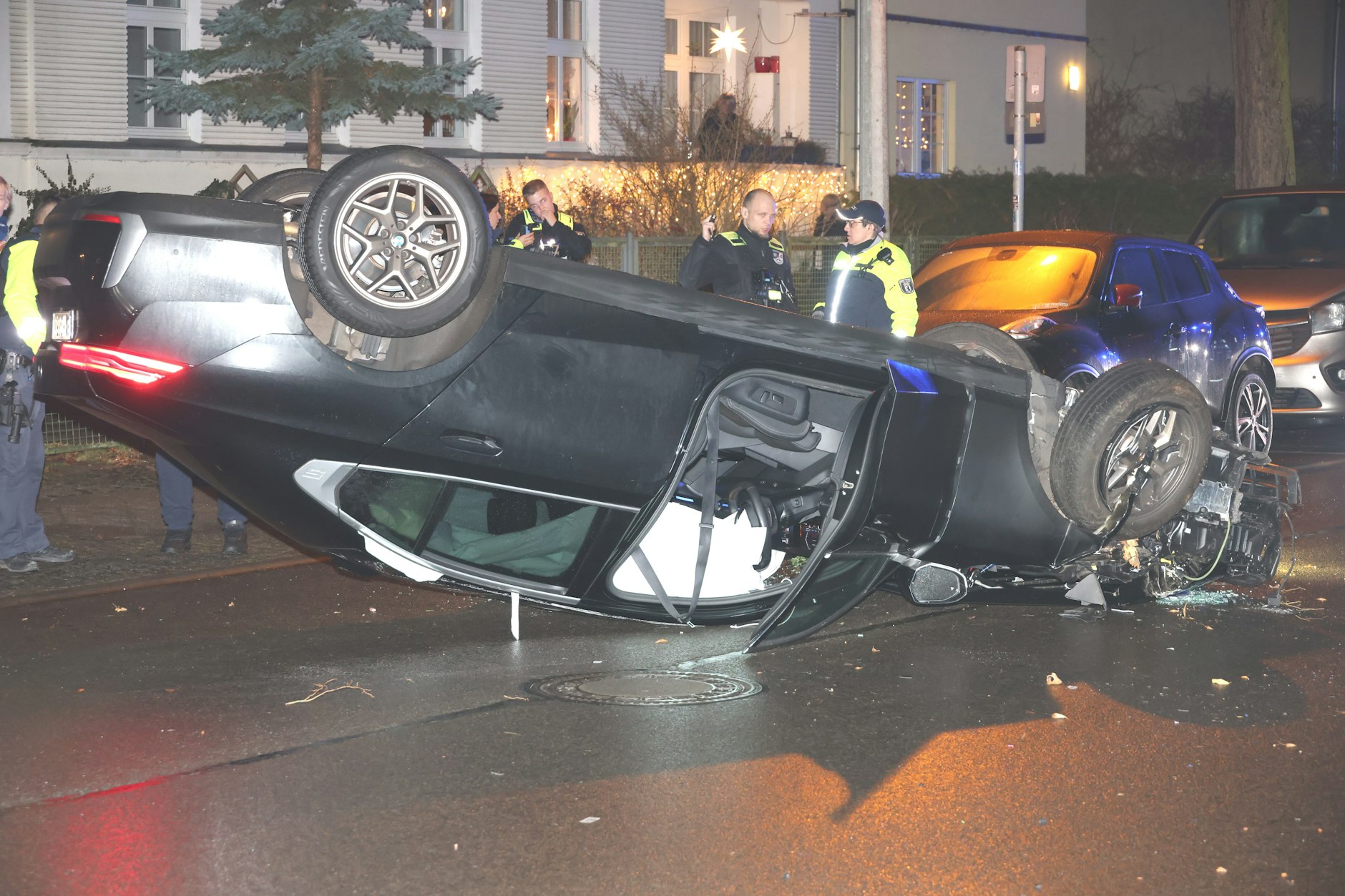 Der 5er-BMW krachte in der Schillerstraße in Berlin-Wilhelmsruh erst gegen einen Baum und überschlug sich dann.