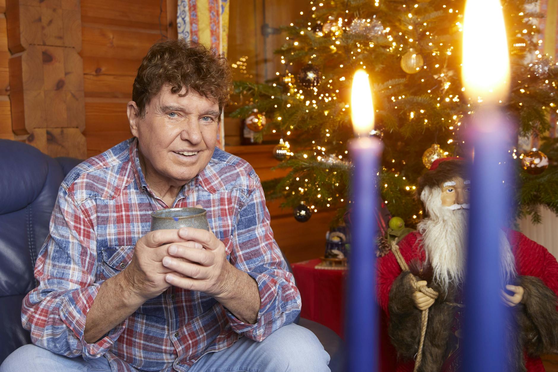 Frank Schöbel und „Weihnachten in Familie“ sind heute untrennbar mit dem Weihnachtsfest vieler Familien verbunden. Die Schallplatte nahm er gemeinsam mit seiner damaligen Partnerin Aurora Lacasa und den Kindern Odette und Dominique auf.