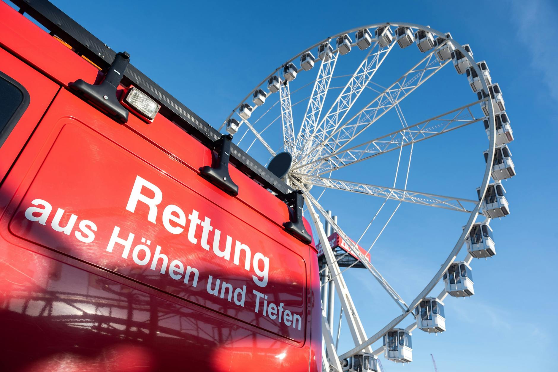 Polizei und Feuerwehr rücken mit ihren Einsatzfahrzeugen auf dem Wintermarkt an.