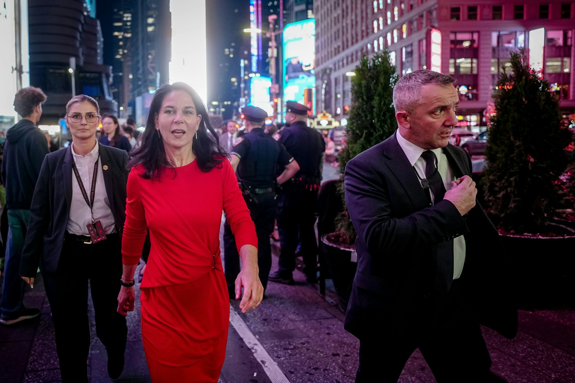 Annalena Baerbock (44), Präsidentin der UN-Generalversammlung, geht mit Bodyguards über den Times Square in New York zu einem Interview.