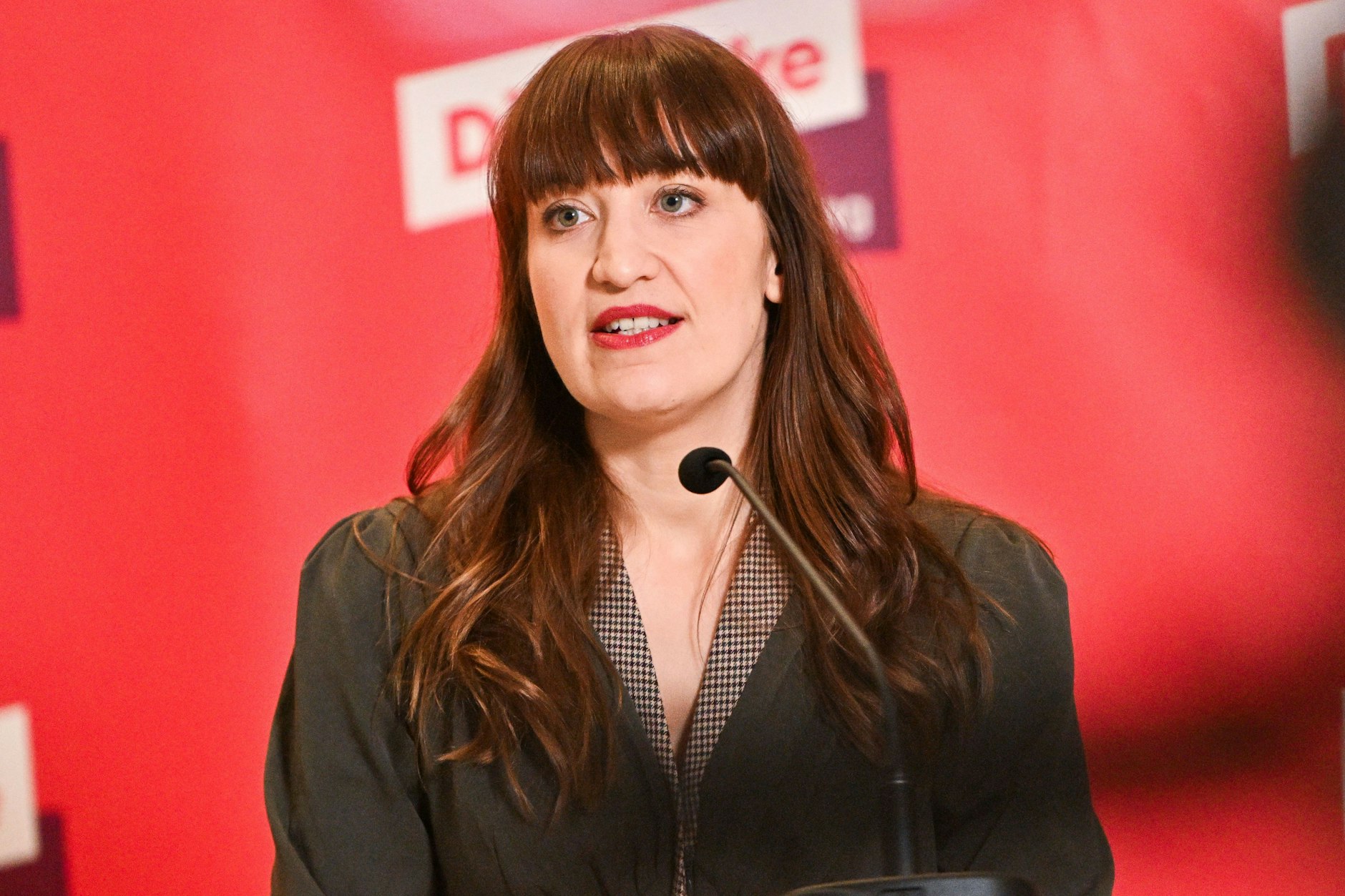 Heidi Reichinnek ist die Fraktionsvorsitzende der Linken im Bundestag. Sie machte jetzt öffentlich, dass sie unter schlimmer Migräne leidet.