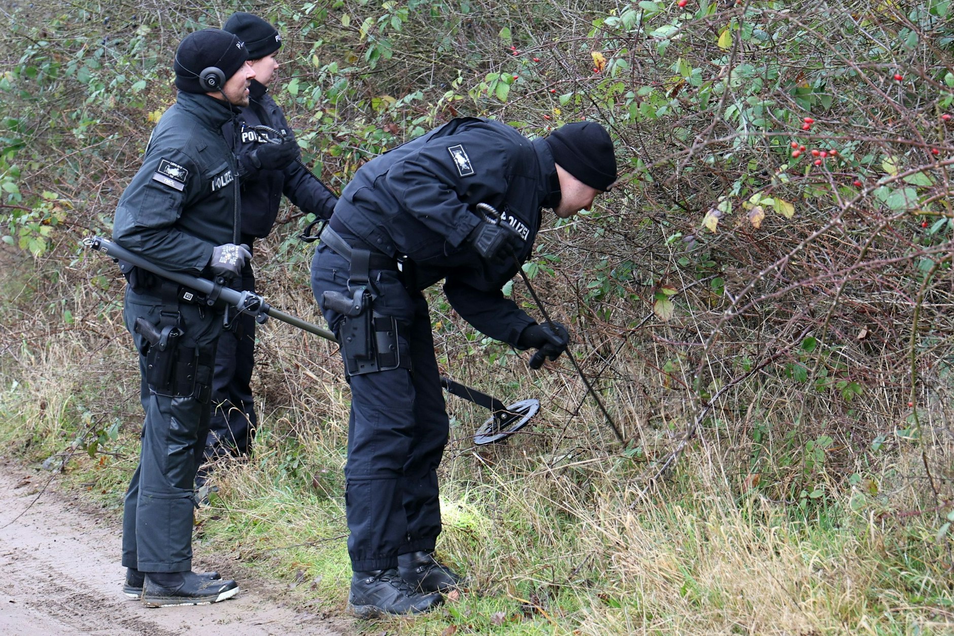 Erst vor ein paar Tagen durchsuchten Polizisten ein weiteres Mal das Gebiet um den Tümpel, an dem die Leiche des kleinen Fabian entdeckt wurde.