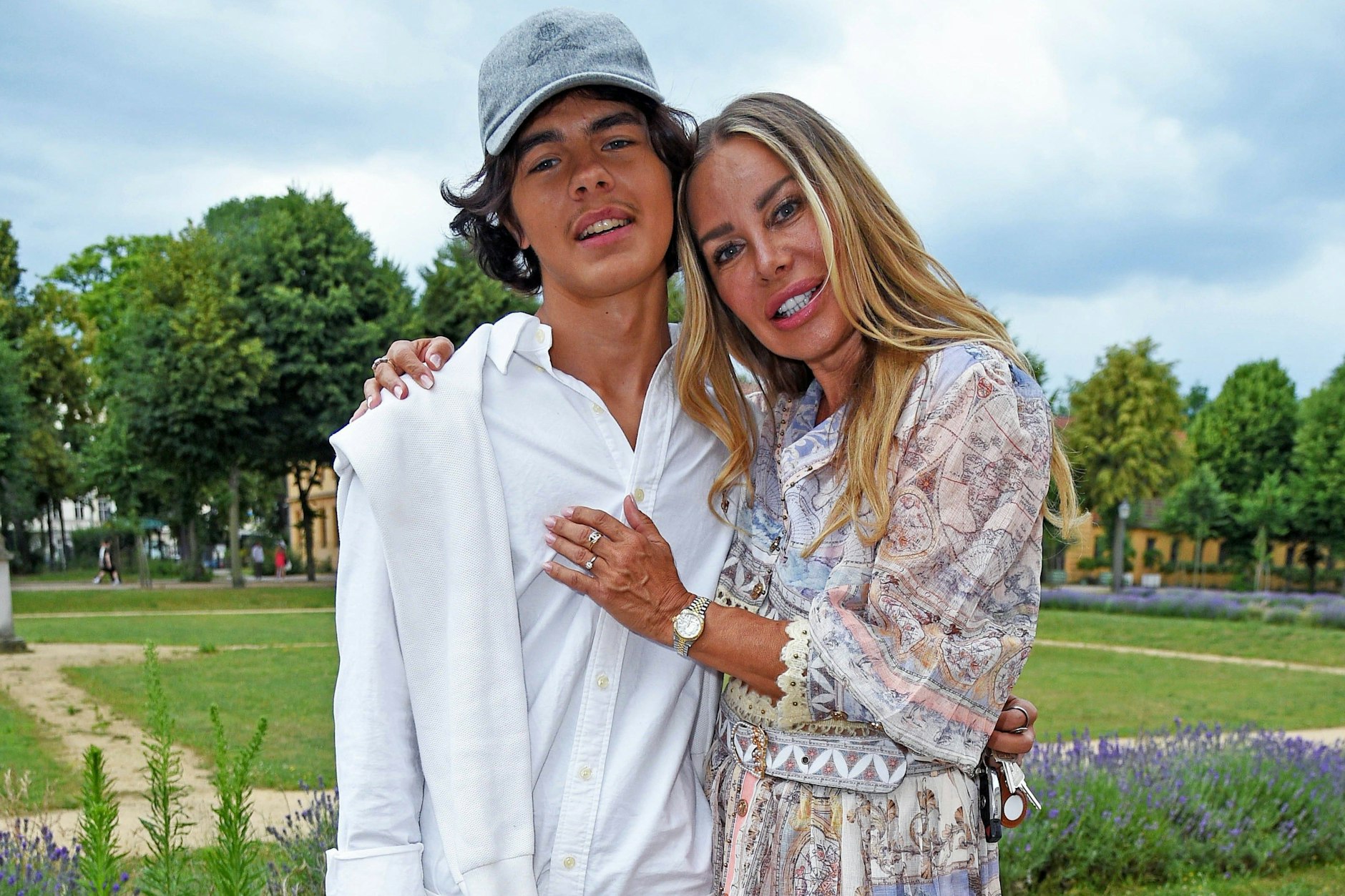 Xenia Seeberg mit Sohn Philip-Elias Martinek beim Raffaello Summer Day im Sommer 2024 in Berlin.
