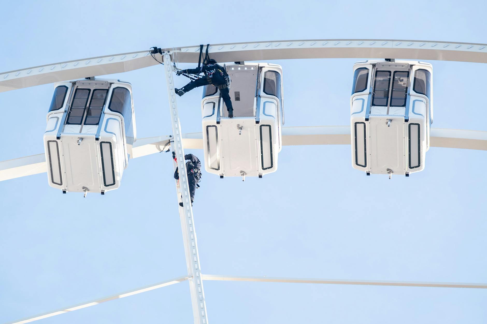 Schreck auf dem Weihnachtsmarkt: Männer seilen sich vom Riesenrad ab