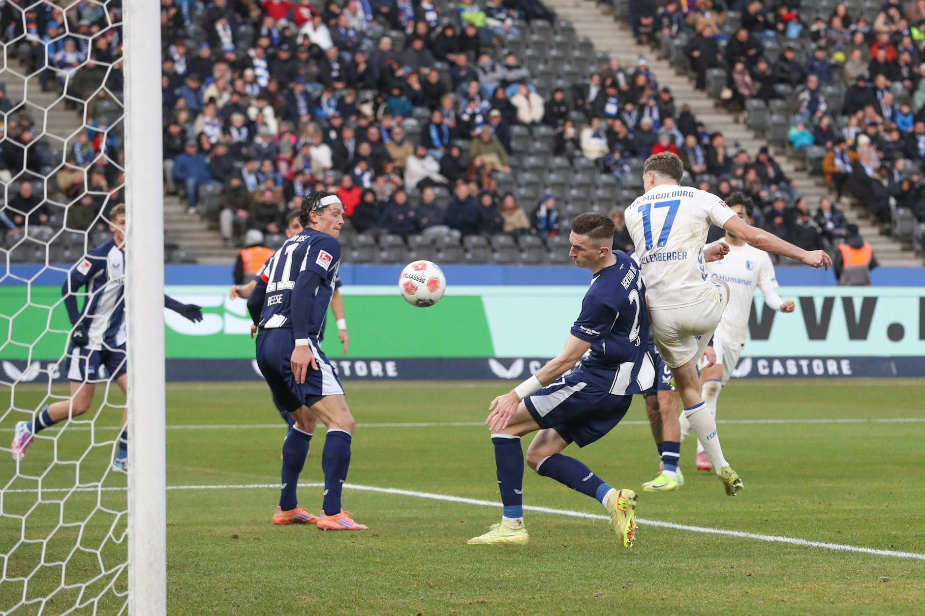 Magdeburgs Stürmer Alexander Nollenberger traf volley zum 1:0 gegen Hertha BSC, weil vorher die blau-weißen Profis bei einer Ecke nicht aufpassten.